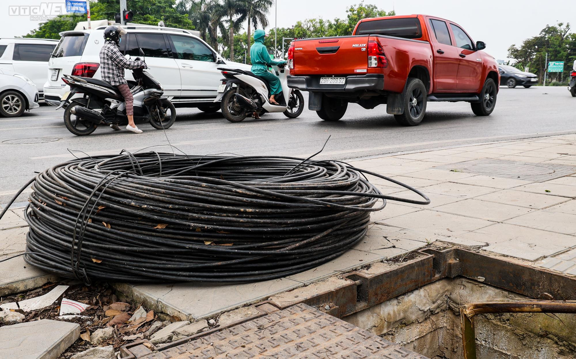 Hơn 40 hố ga mất nắp ‘bẫy’ người đi đường ở Hà Nội - 1