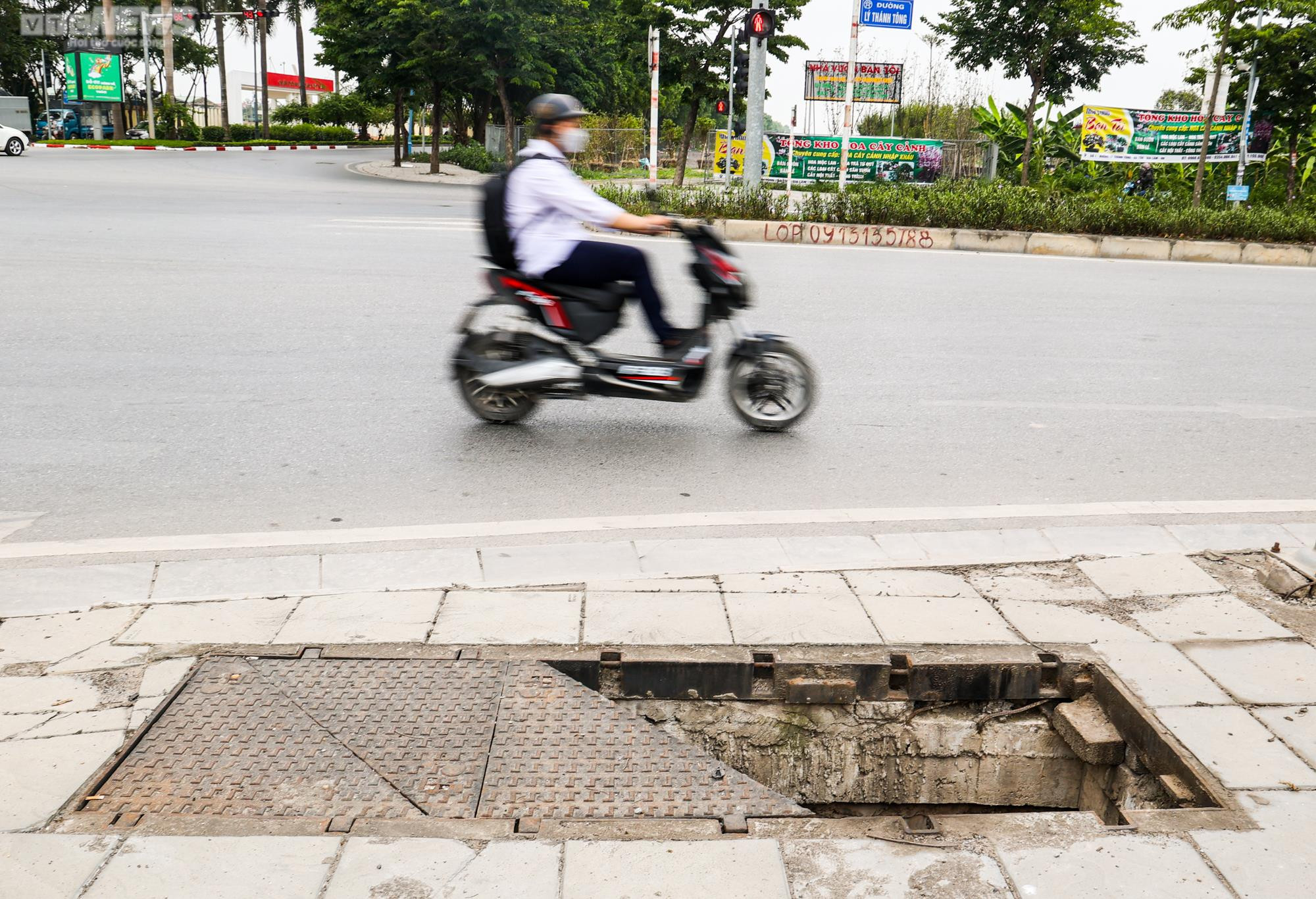 Hơn 40 hố ga mất nắp ‘bẫy’ người đi đường ở Hà Nội - 6