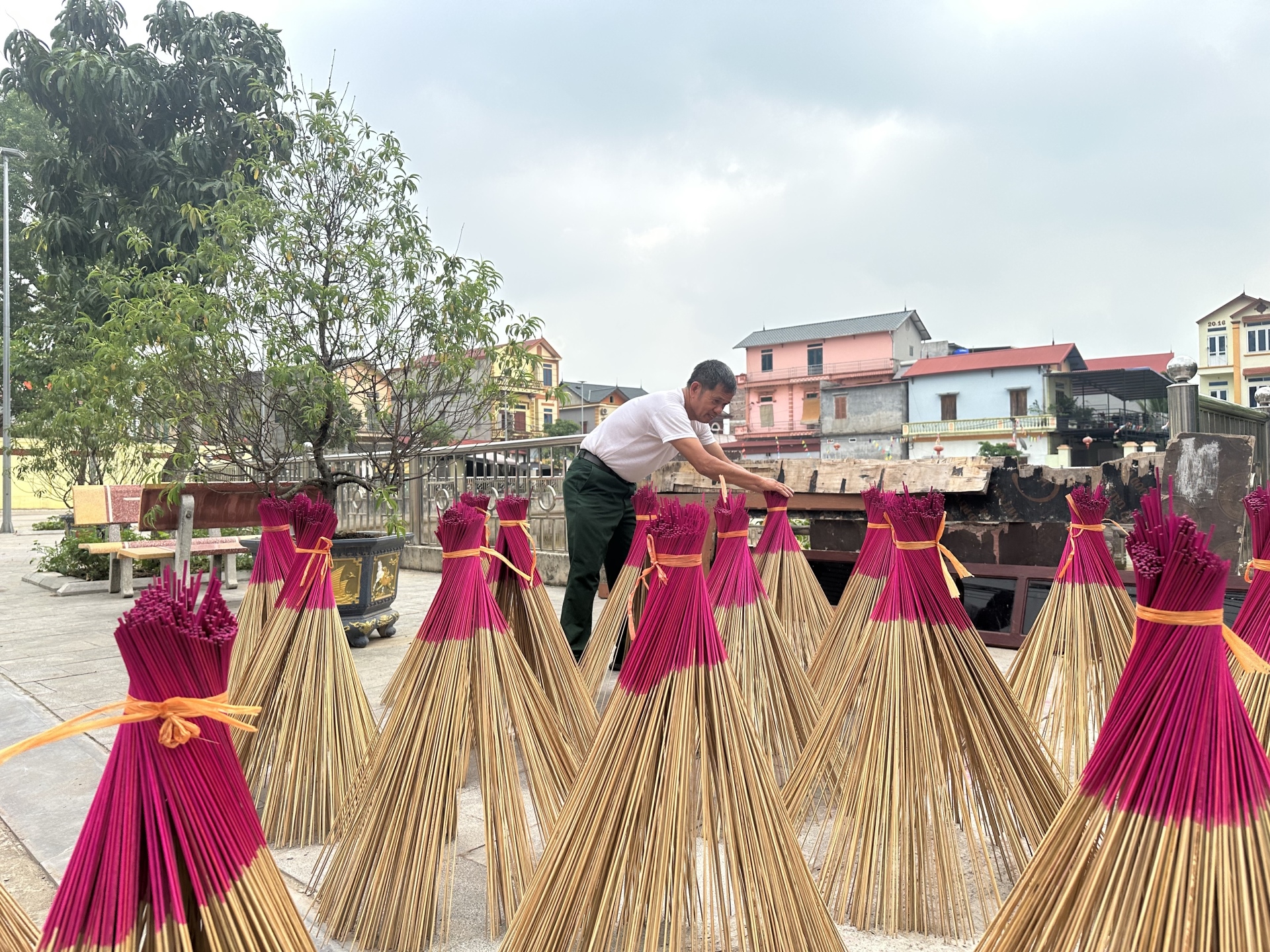 Độc đáo nghề làm hương trám đen làng Chóa - 8