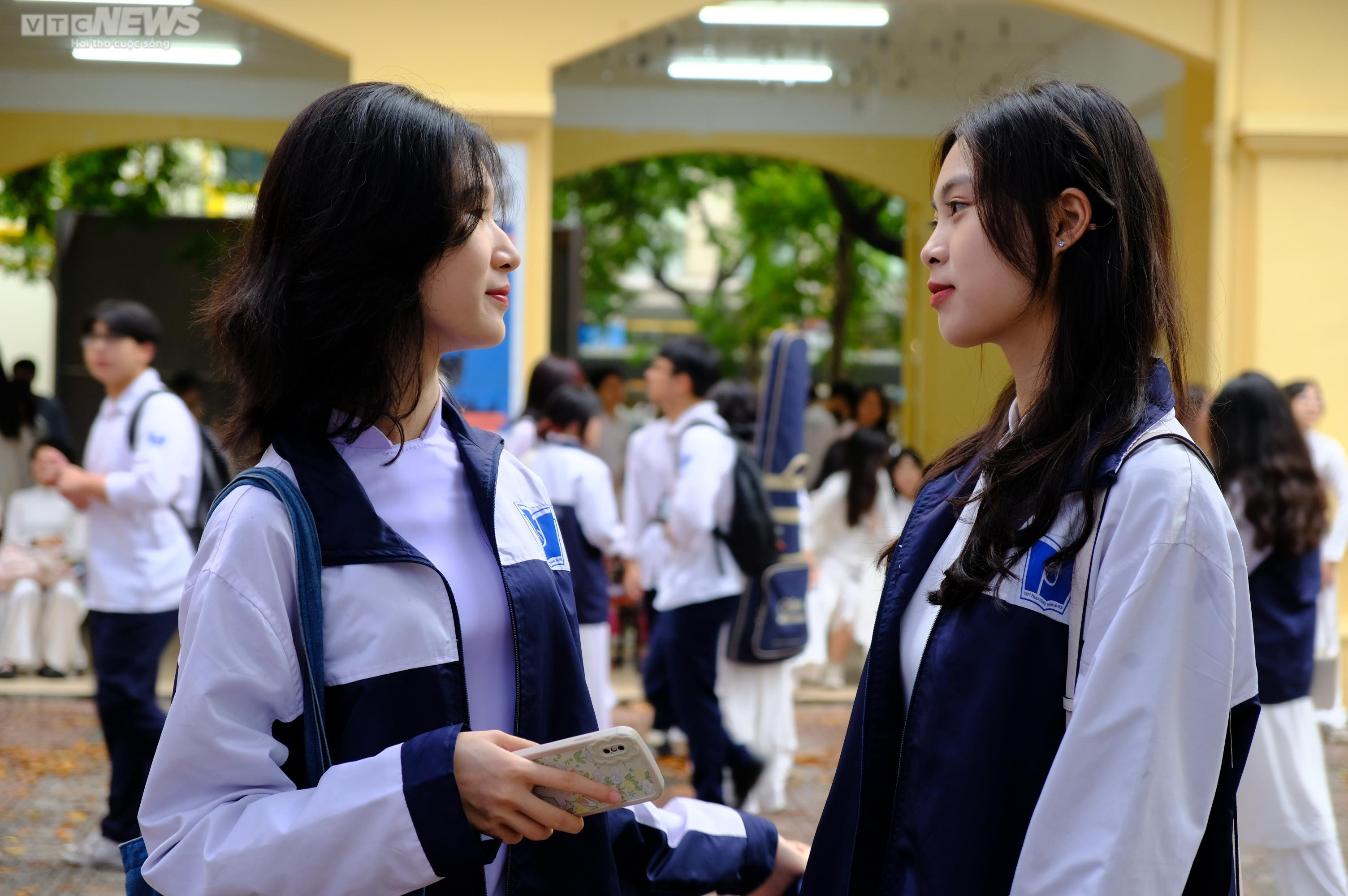 Nữ sinh Hà Nội đẹp cuốn hút trong lễ bế giảng - 11