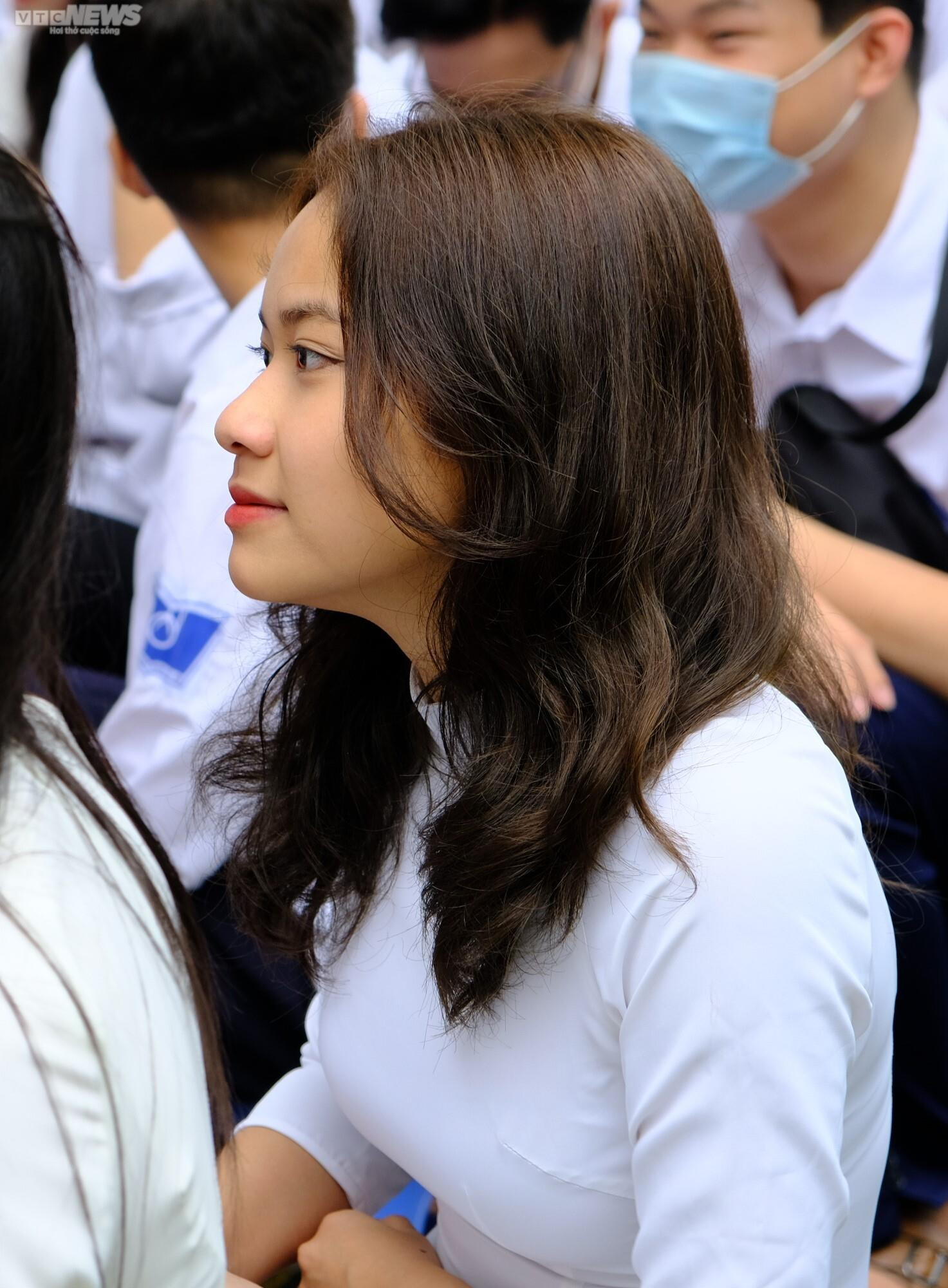 Nữ sinh Hà Nội đẹp cuốn hút trong lễ bế giảng - 8