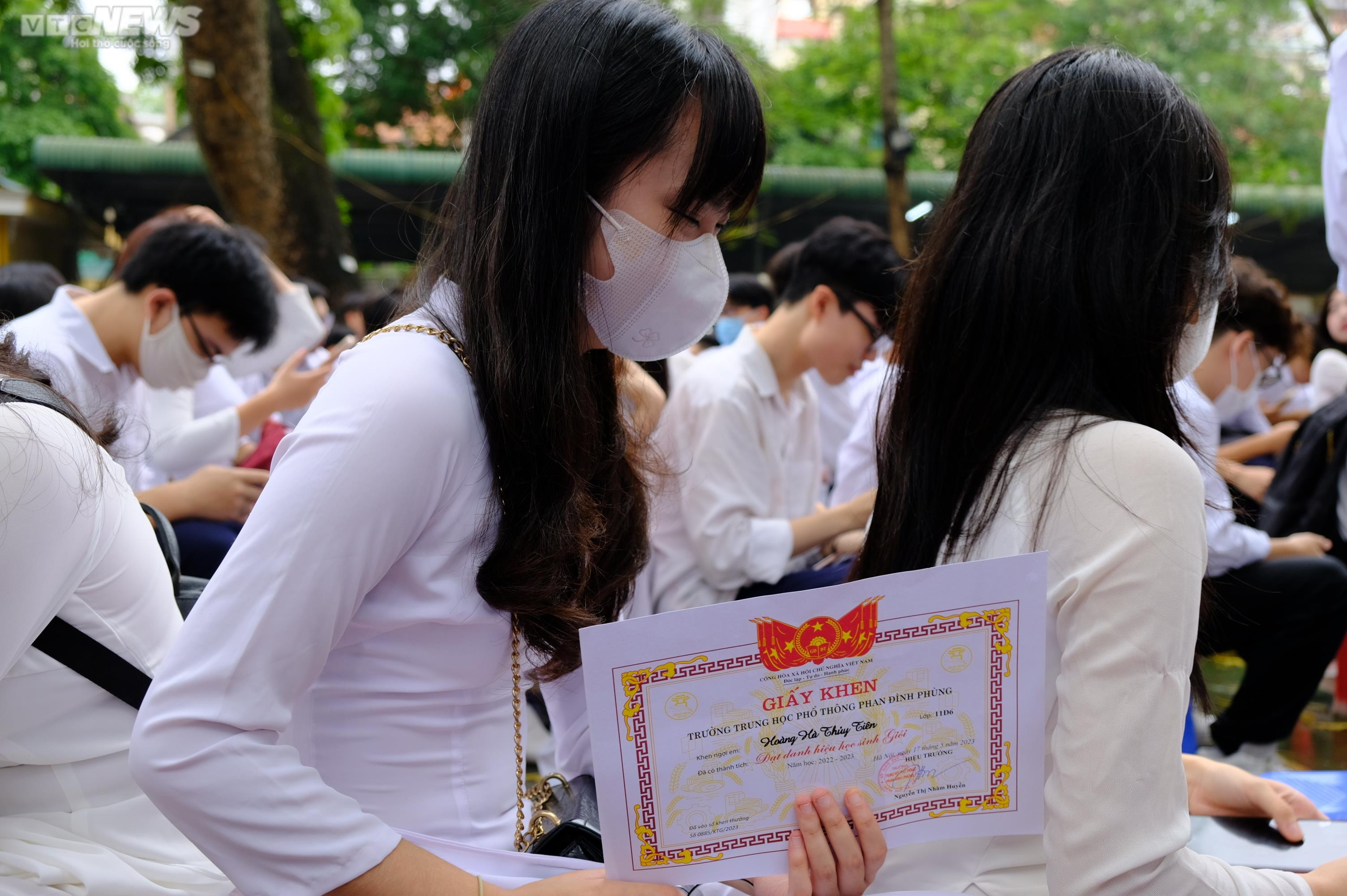 Nữ sinh Hà Nội đẹp cuốn hút trong lễ bế giảng - 7