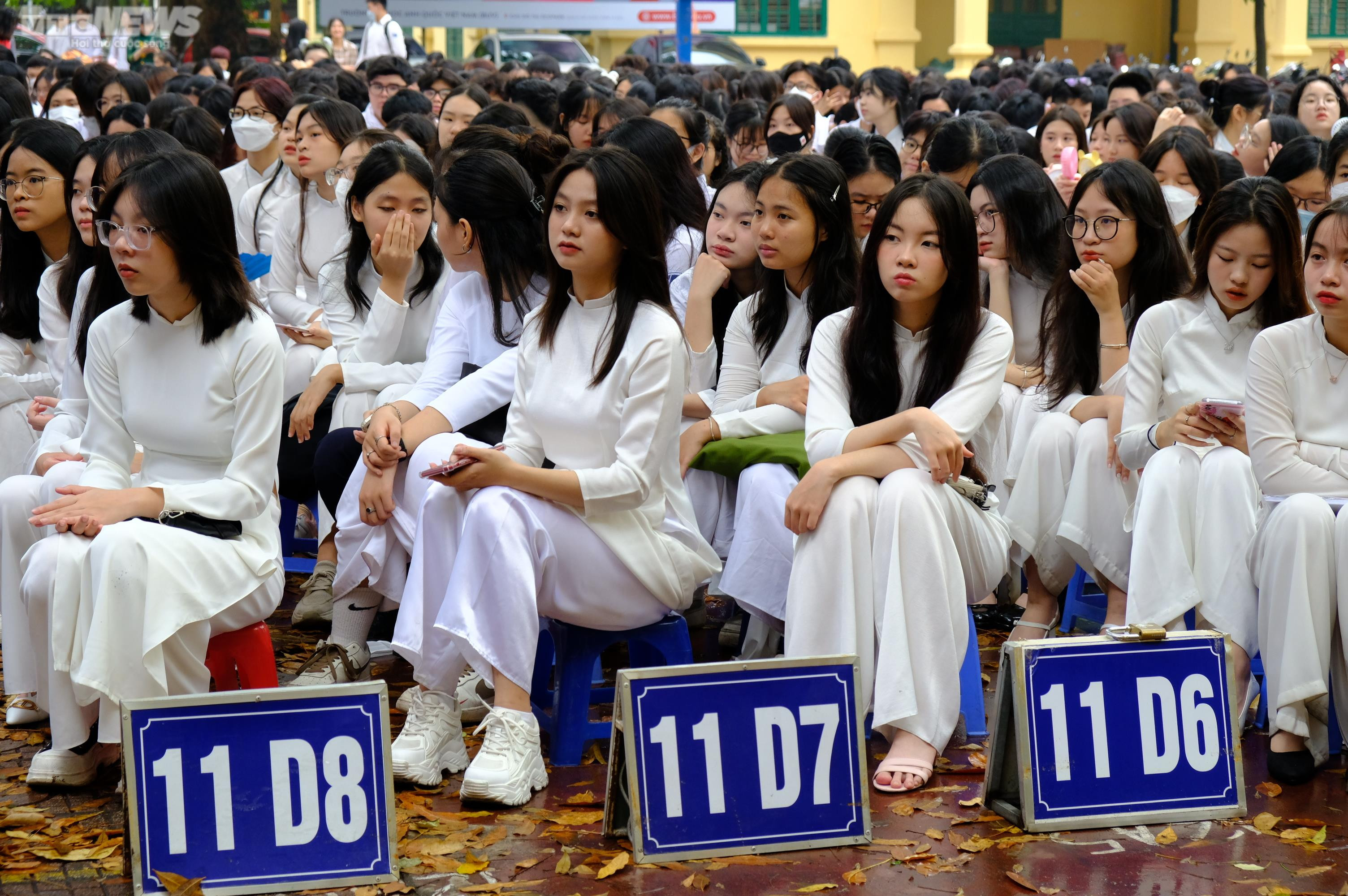 Nữ sinh Hà Nội đẹp cuốn hút trong lễ bế giảng - 18