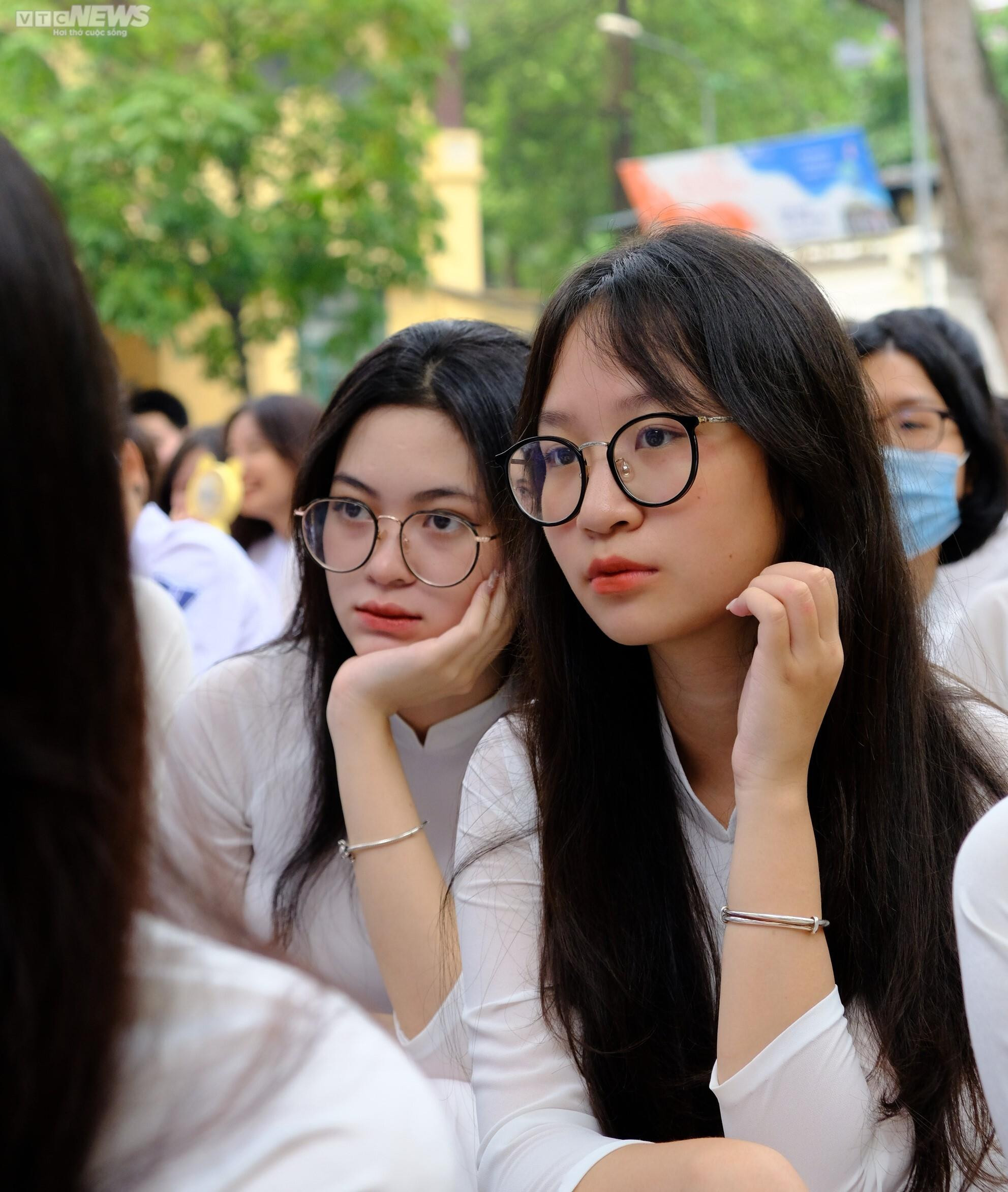 Nữ sinh Hà Nội đẹp cuốn hút trong lễ bế giảng - 5