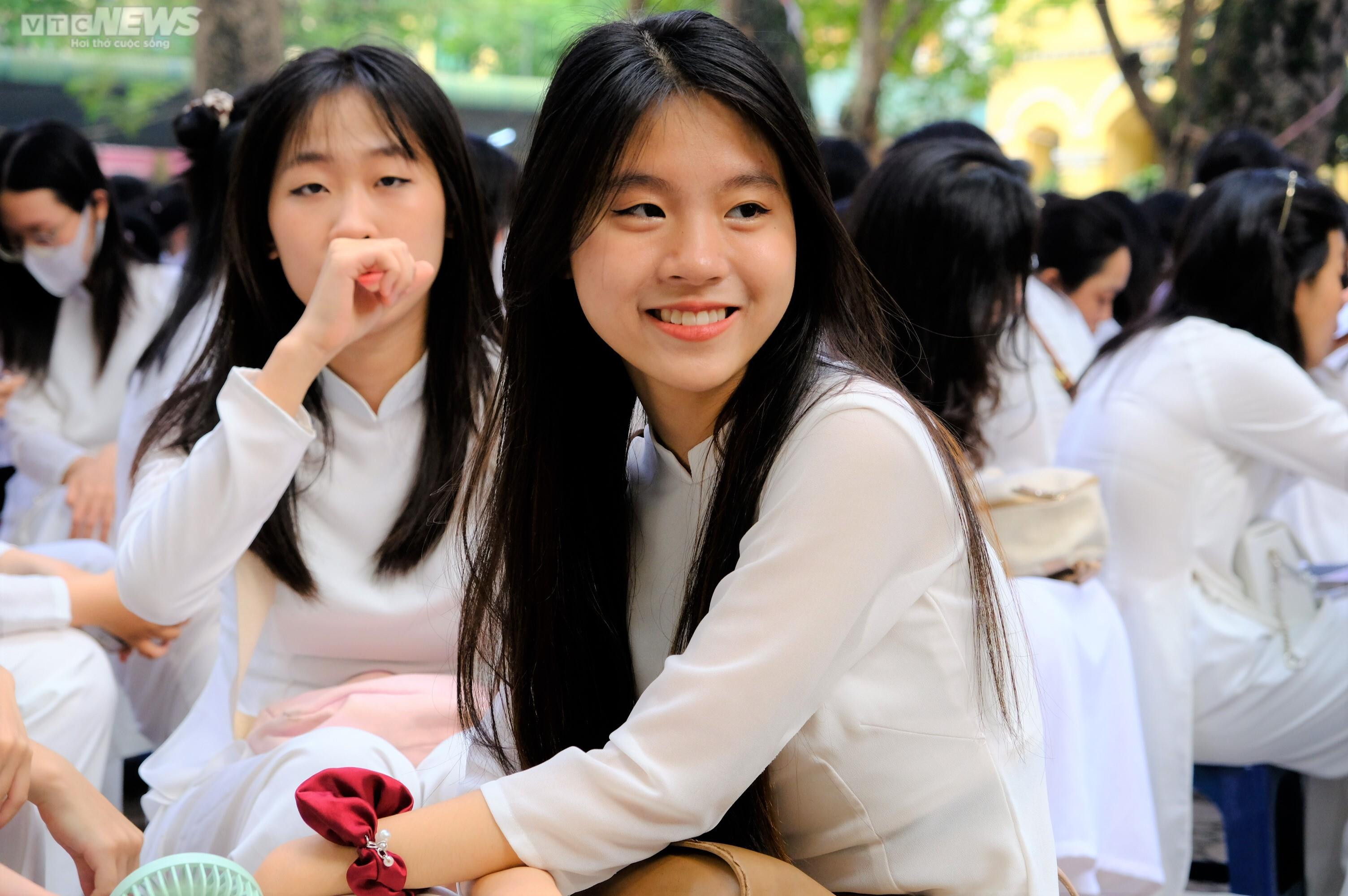 Nữ sinh Hà Nội đẹp cuốn hút trong lễ bế giảng - 12