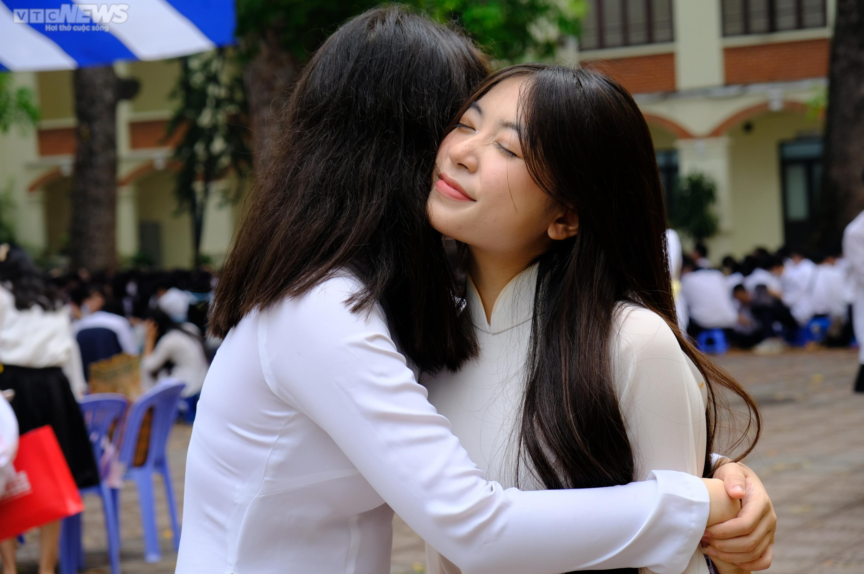 Nữ sinh Hà Nội đẹp cuốn hút trong lễ bế giảng - 4