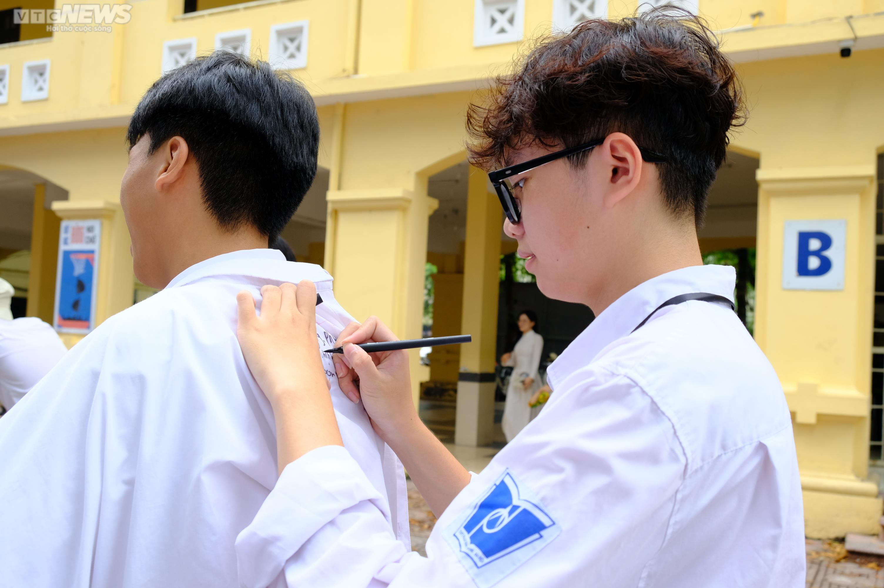 Nữ sinh Hà Nội đẹp cuốn hút trong lễ bế giảng - 14