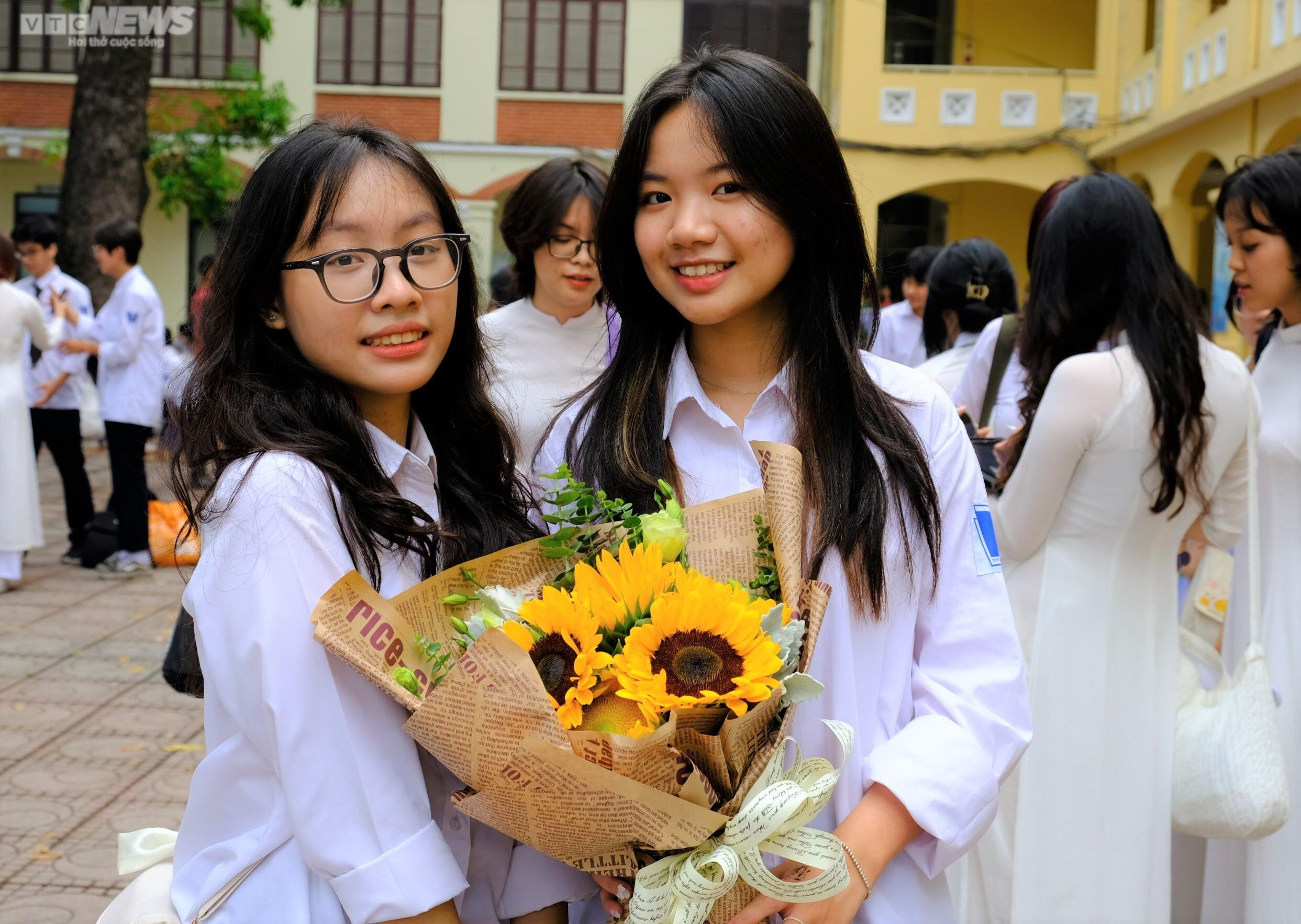 Nữ sinh Hà Nội đẹp cuốn hút trong lễ bế giảng - 15