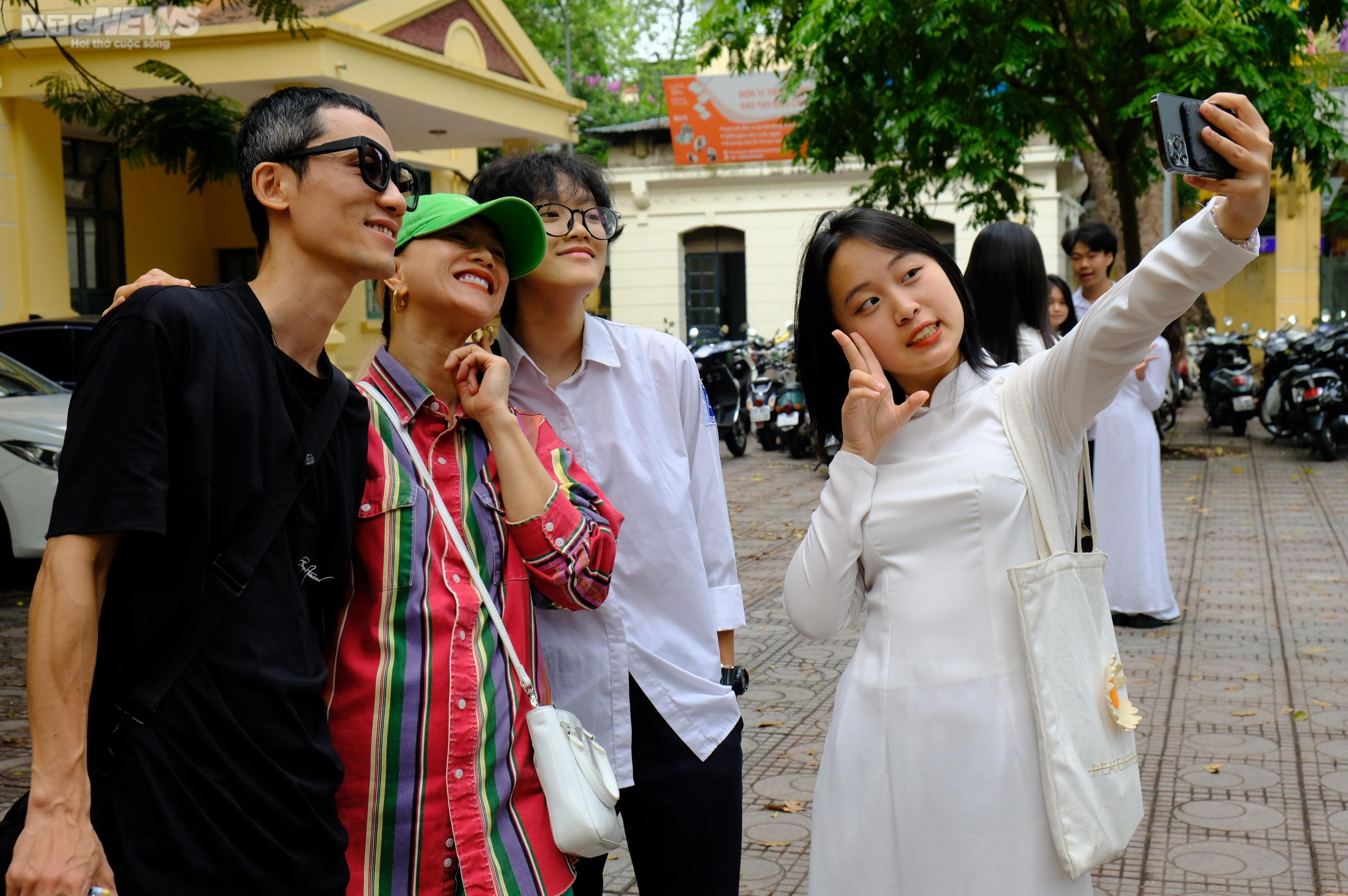 Nữ sinh Hà Nội đẹp cuốn hút trong lễ bế giảng - 17