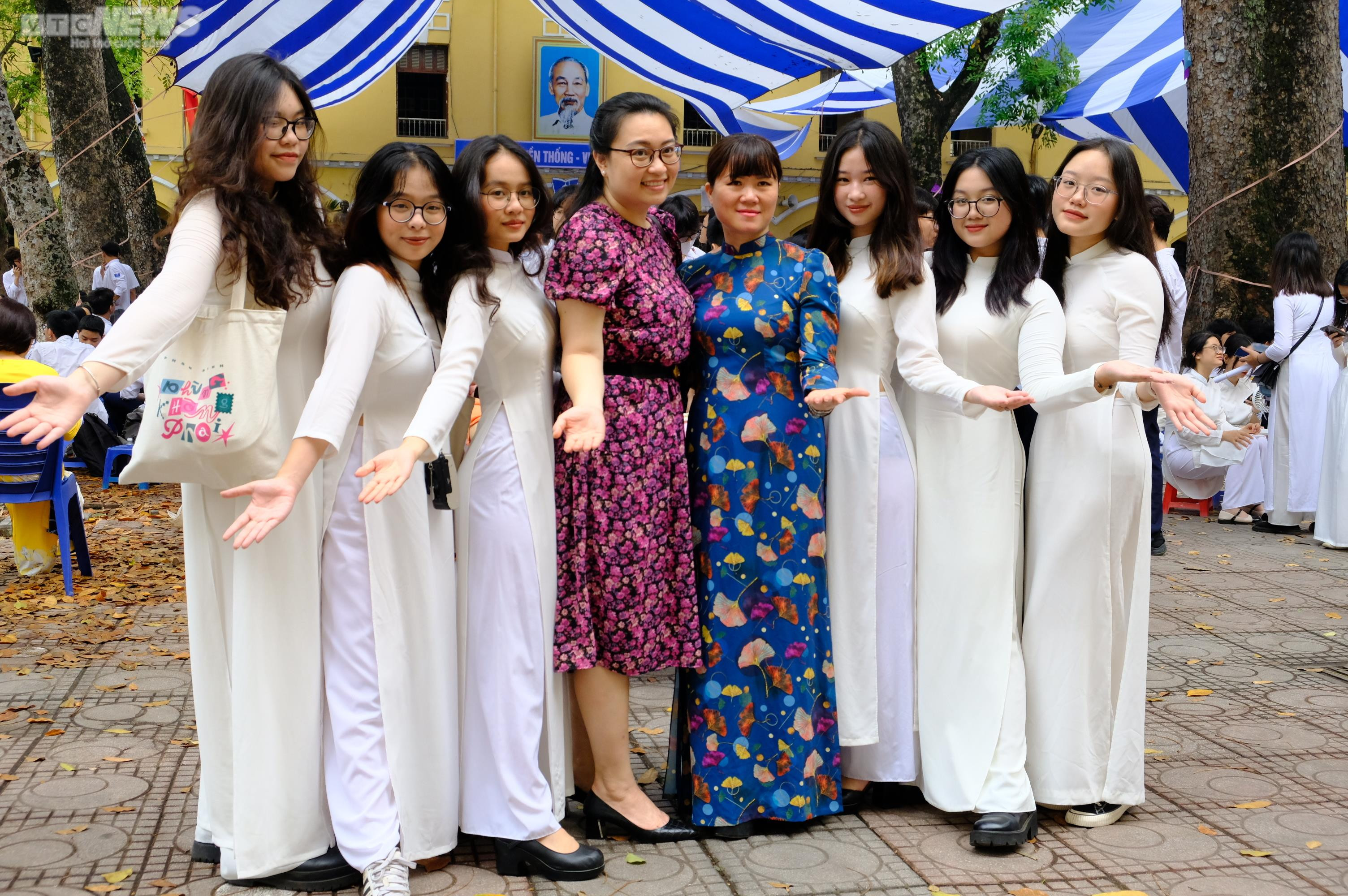Nữ sinh Hà Nội đẹp cuốn hút trong lễ bế giảng - 16