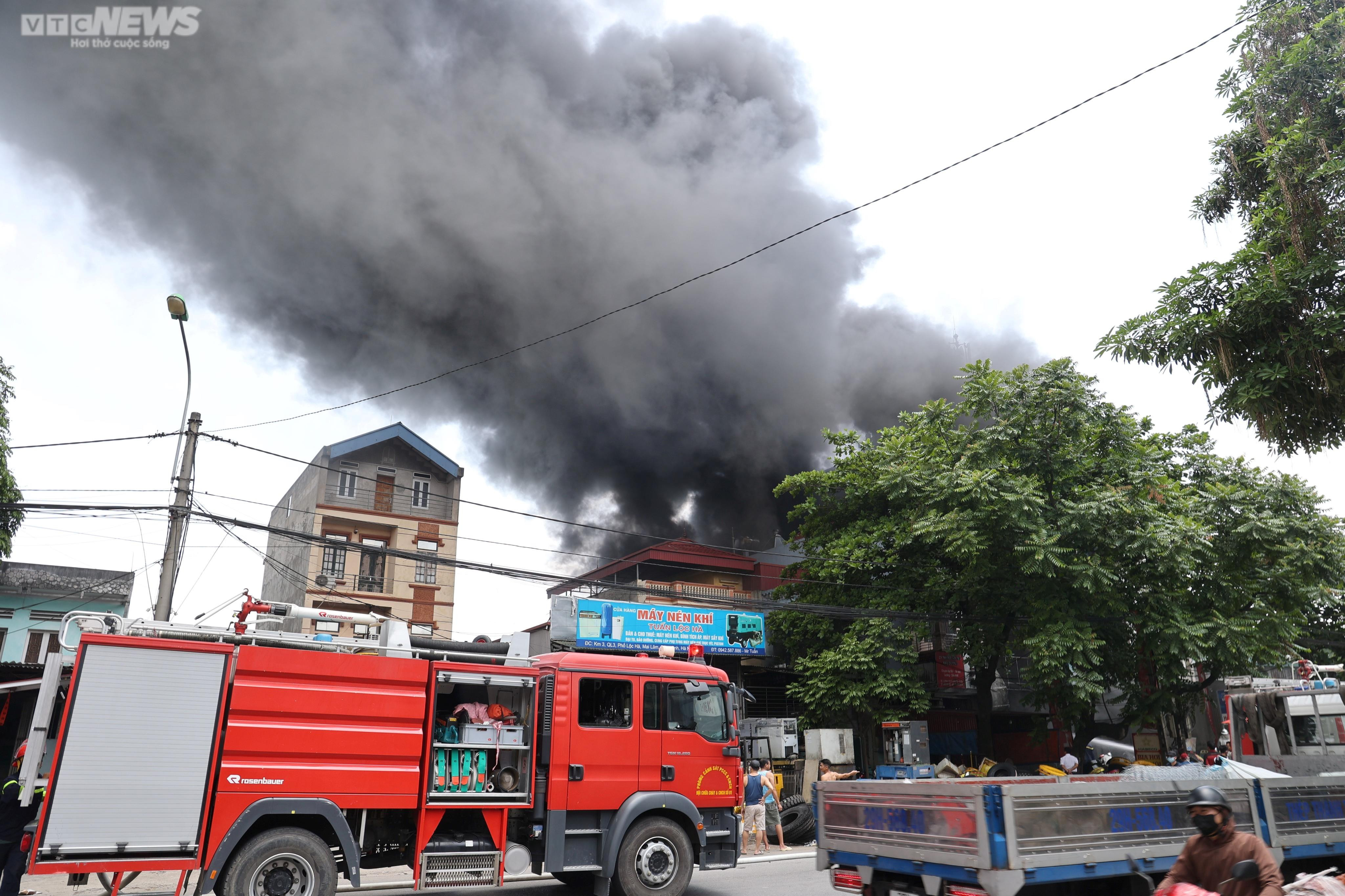Hà Nội: Hiện trường vụ cháy ngùn ngụt cơ sở sửa chữa lốp ô tô và 2 nhà liền kề - 1