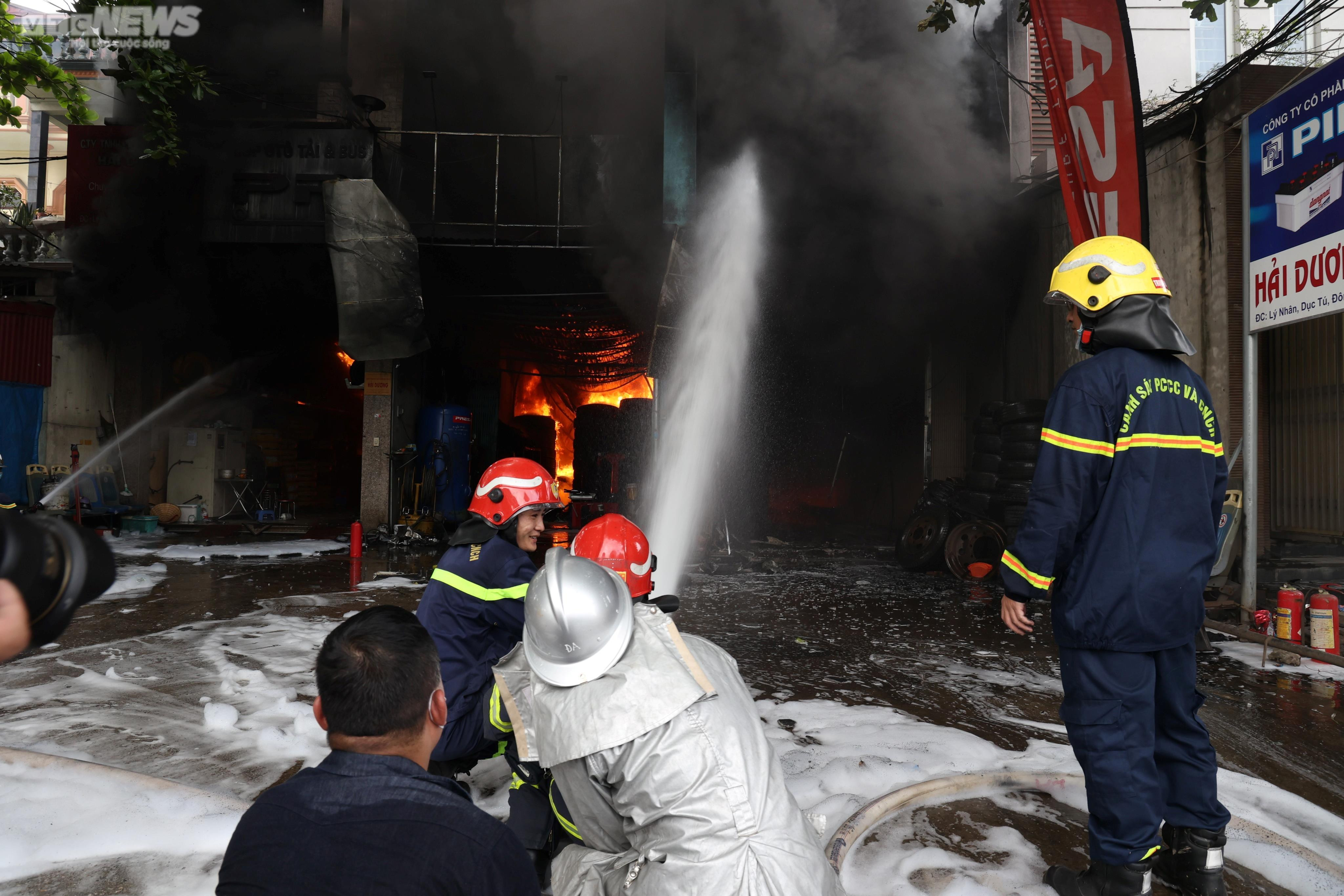 Hà Nội: Hiện trường vụ cháy ngùn ngụt cơ sở sửa chữa lốp ô tô và 2 nhà liền kề - 5