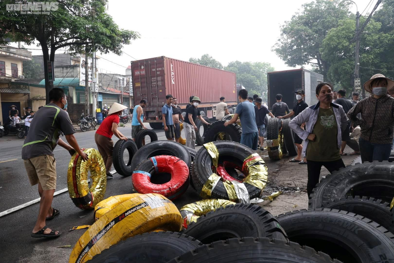 Hà Nội: Hiện trường vụ cháy ngùn ngụt cơ sở sửa chữa lốp ô tô và 2 nhà liền kề - 10