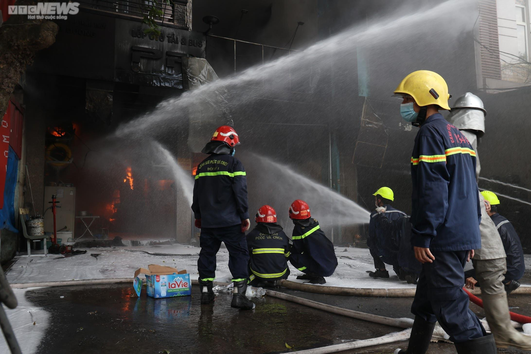 Hà Nội: Hiện trường vụ cháy ngùn ngụt cơ sở sửa chữa lốp ô tô và 2 nhà liền kề - 9