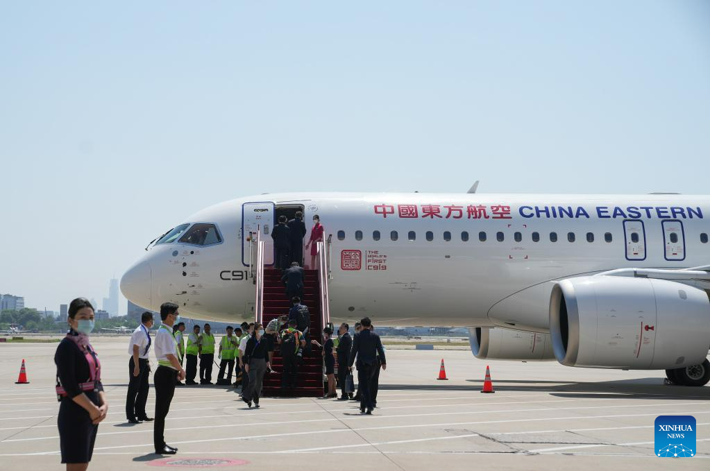 Bên trong máy bay chở khách đầu tiên do Trung Quốc sản xuất - 4