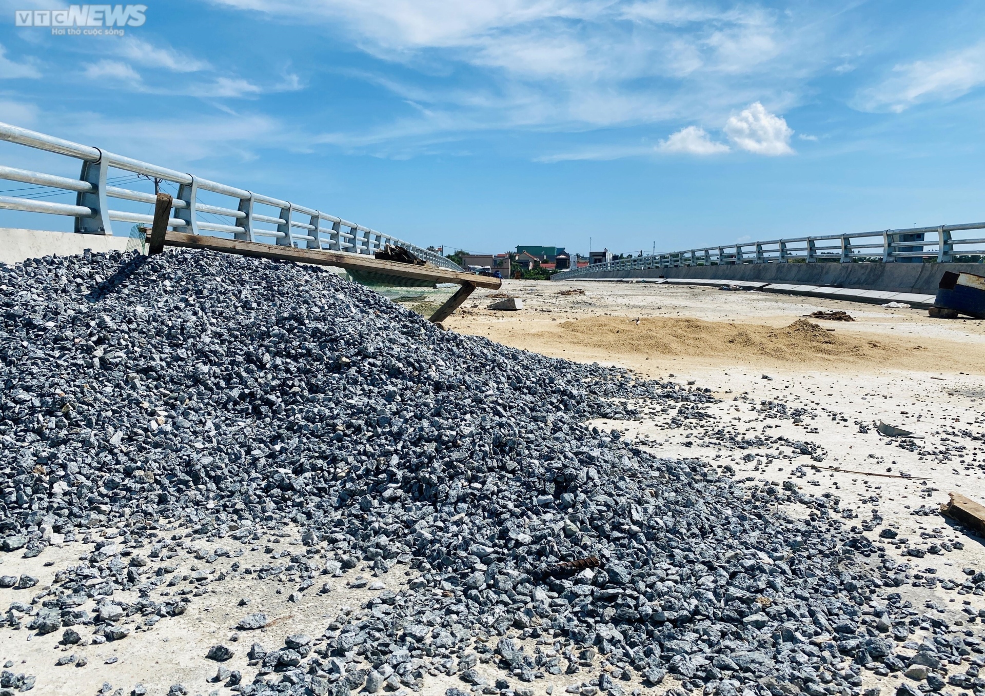 Cầu mới hơn 151 tỷ đồng xây 6 năm chưa xong, dân 'nín thở' qua cầu cũ - 10