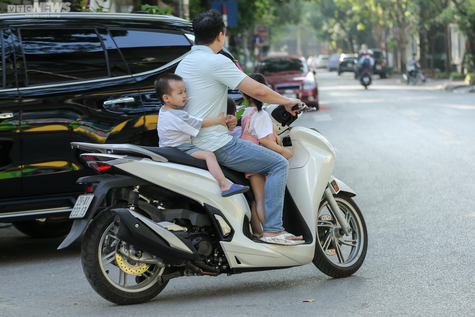 Nguy hiểm rình rập khi cho trẻ nhỏ ngồi trước xe máy - 11