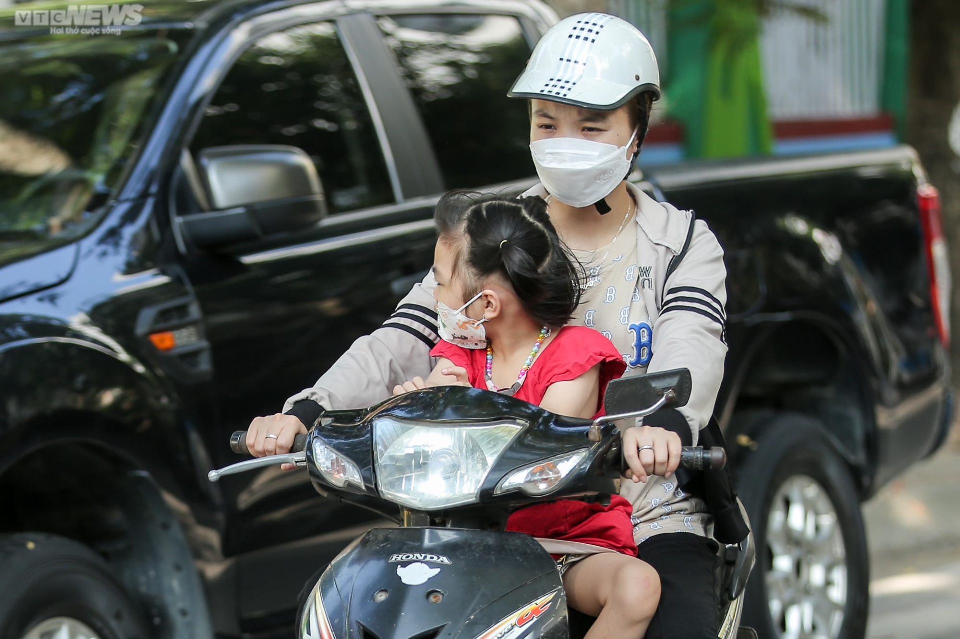 Nguy hiểm rình rập khi cho trẻ nhỏ ngồi trước xe máy - 8