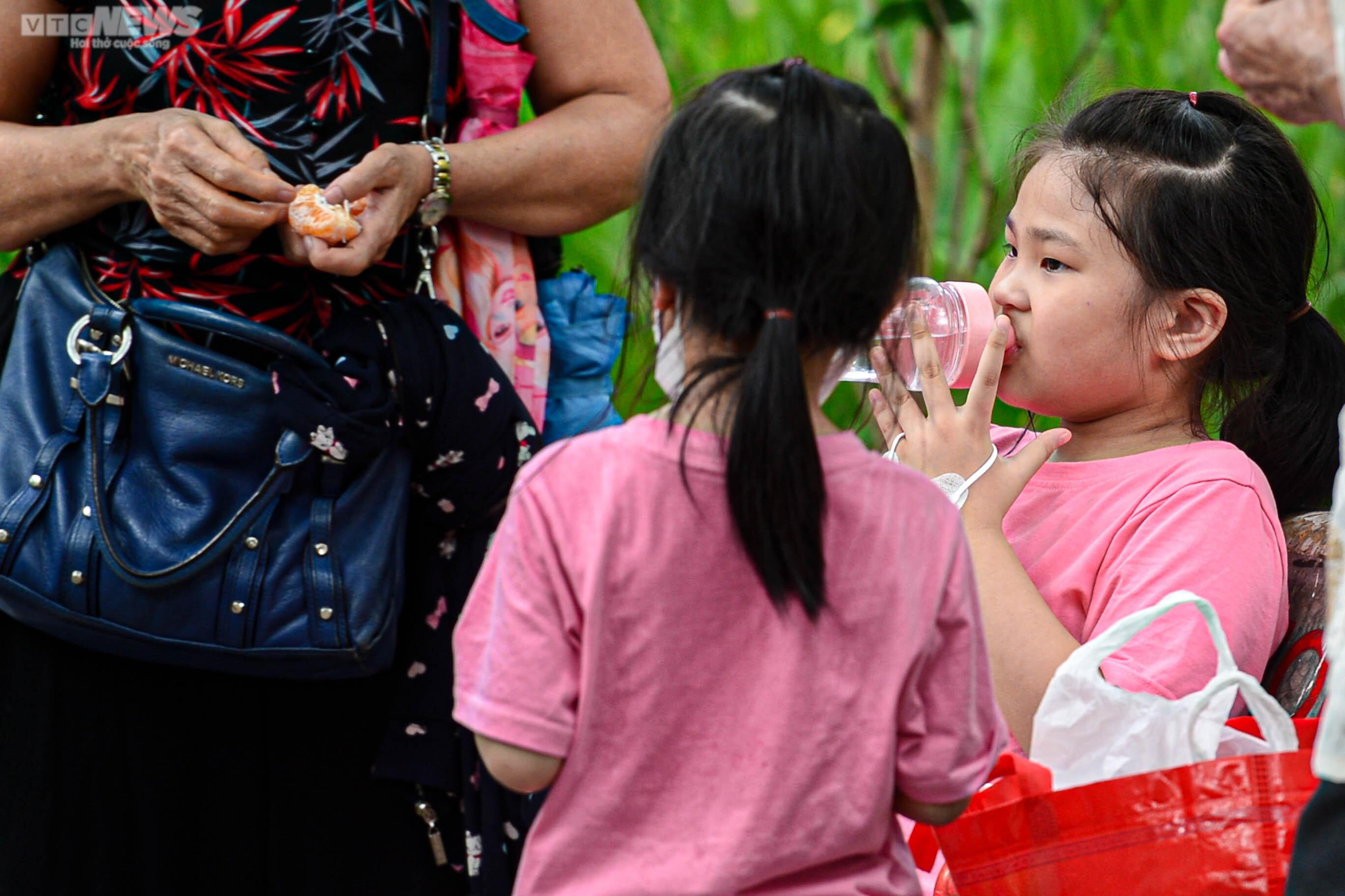 Mặc nắng nóng, phụ huynh tấp nập đưa con đến vườn thú vui chơi dịp 1/6 - 17