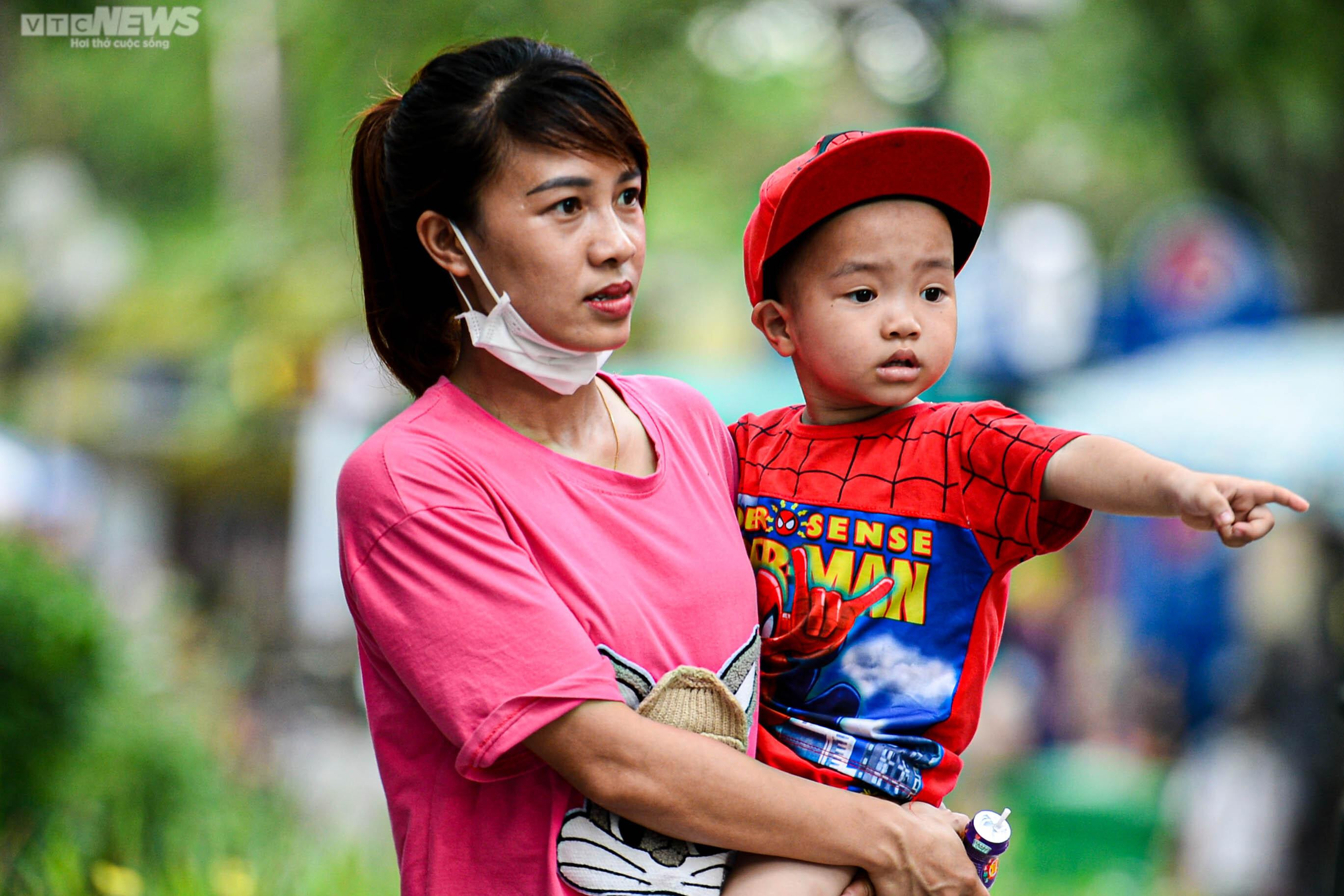 Mặc nắng nóng, phụ huynh tấp nập đưa con đến vườn thú vui chơi dịp 1/6 - 12