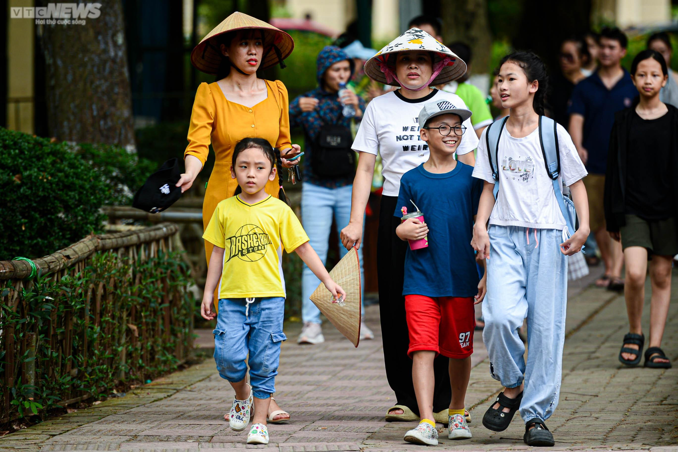 Mặc nắng nóng, phụ huynh tấp nập đưa con đến vườn thú vui chơi dịp 1/6 - 2