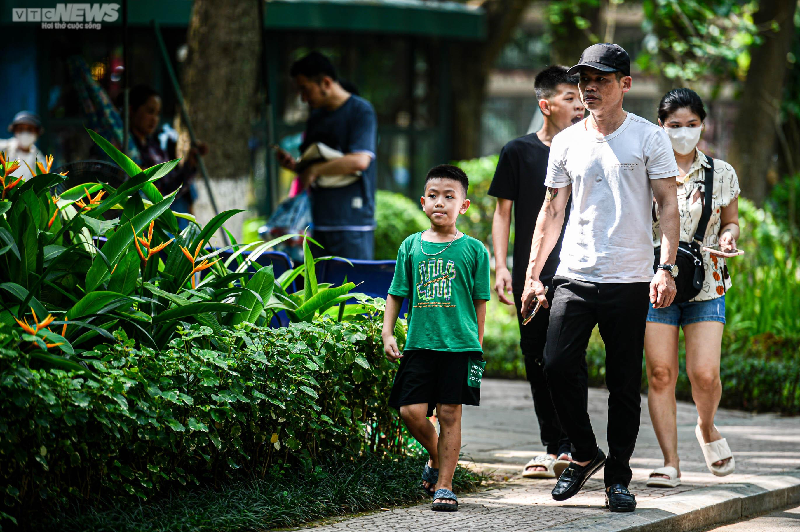 Mặc nắng nóng, phụ huynh tấp nập đưa con đến vườn thú vui chơi dịp 1/6 - 3