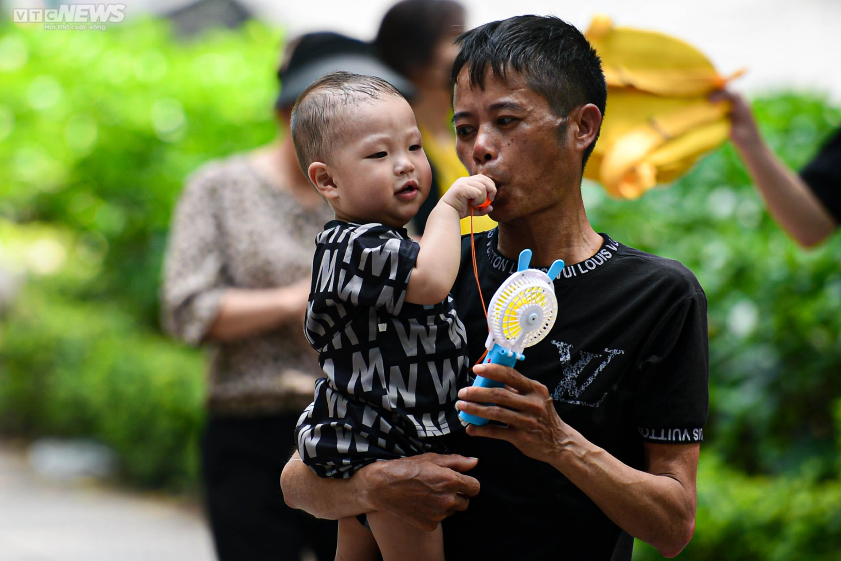 Mặc nắng nóng, phụ huynh tấp nập đưa con đến vườn thú vui chơi dịp 1/6 - 4