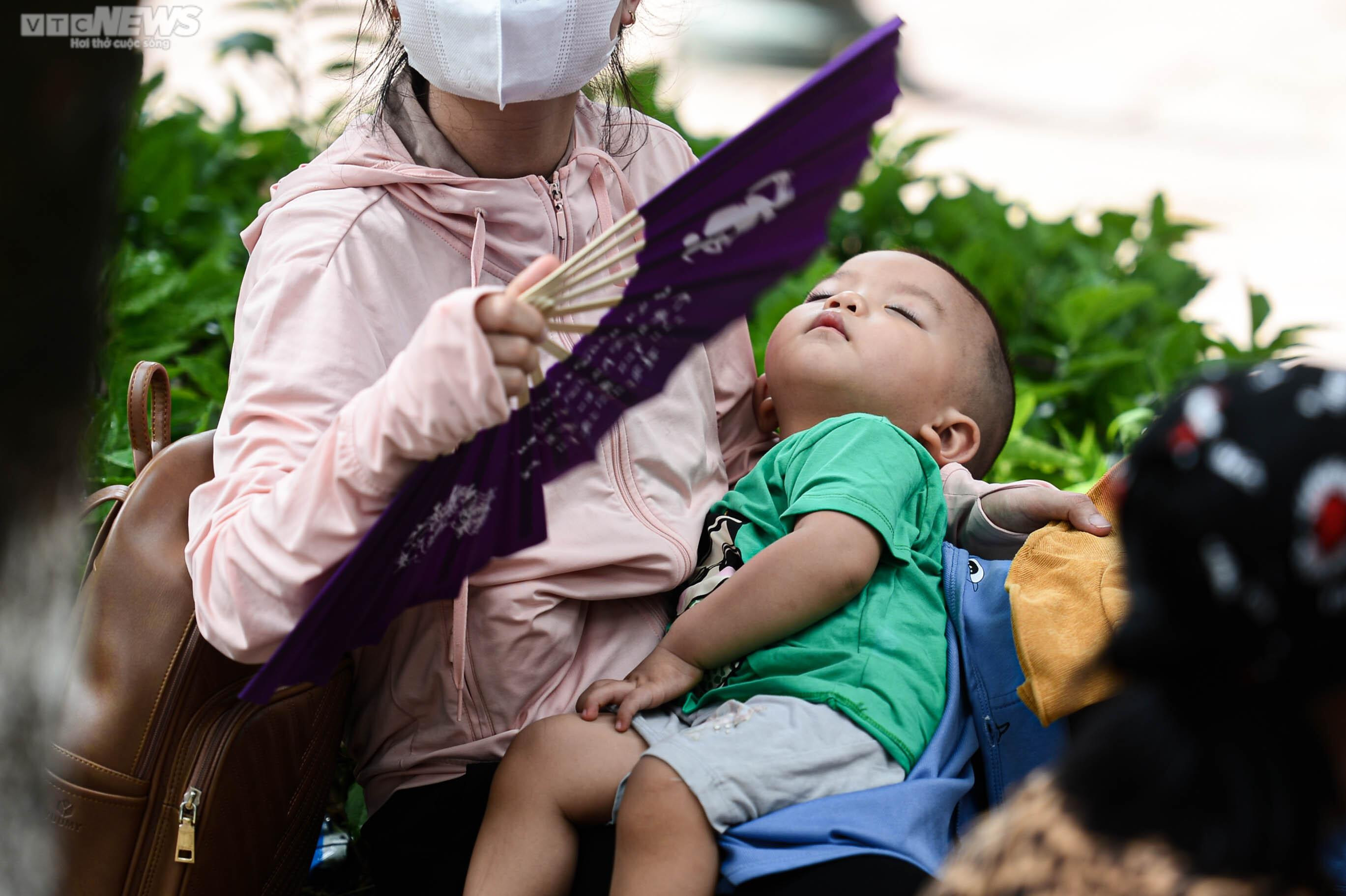 Mặc nắng nóng, phụ huynh tấp nập đưa con đến vườn thú vui chơi dịp 1/6 - 5