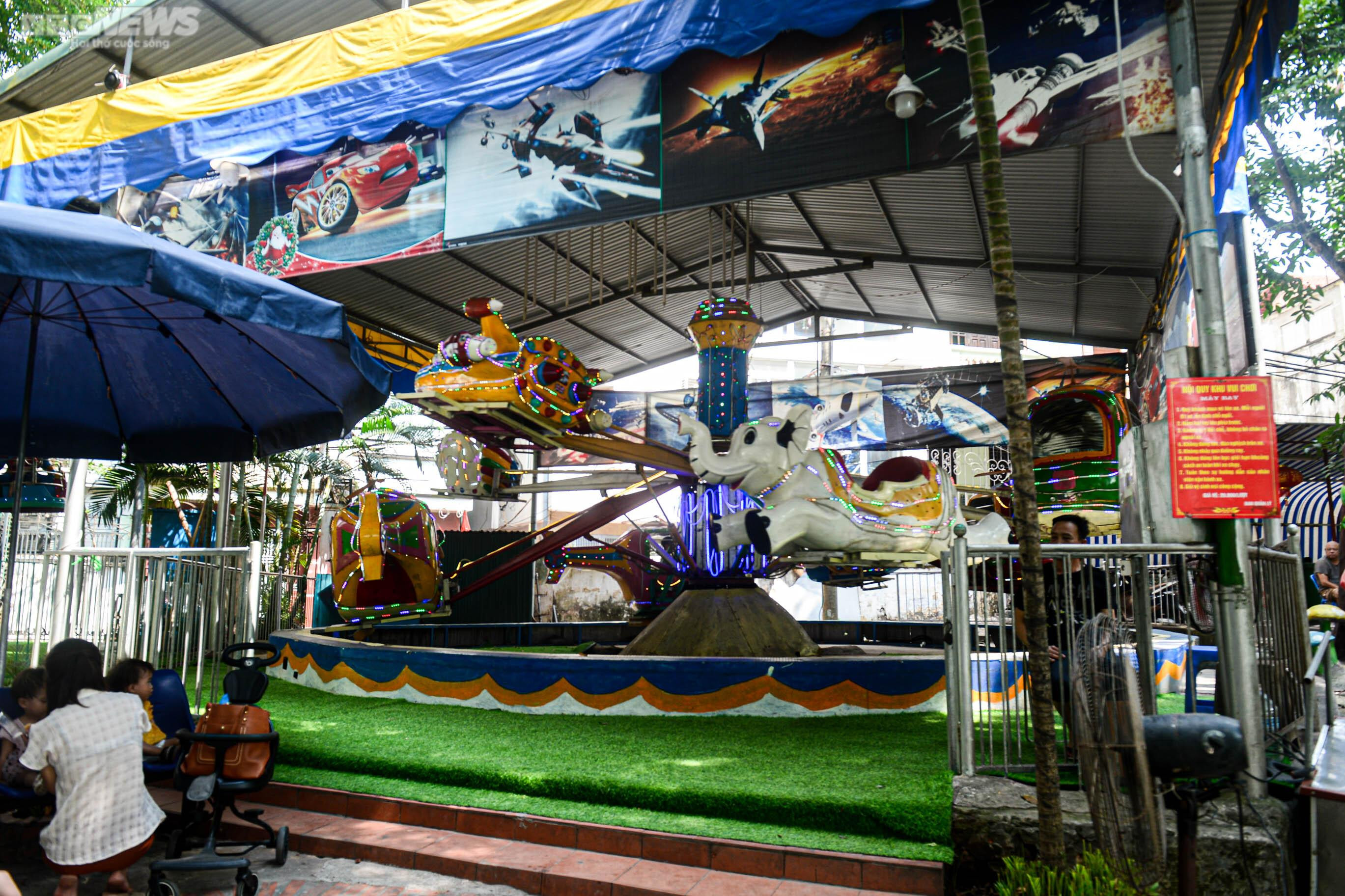 Mặc nắng nóng, phụ huynh tấp nập đưa con đến vườn thú vui chơi dịp 1/6 - 14