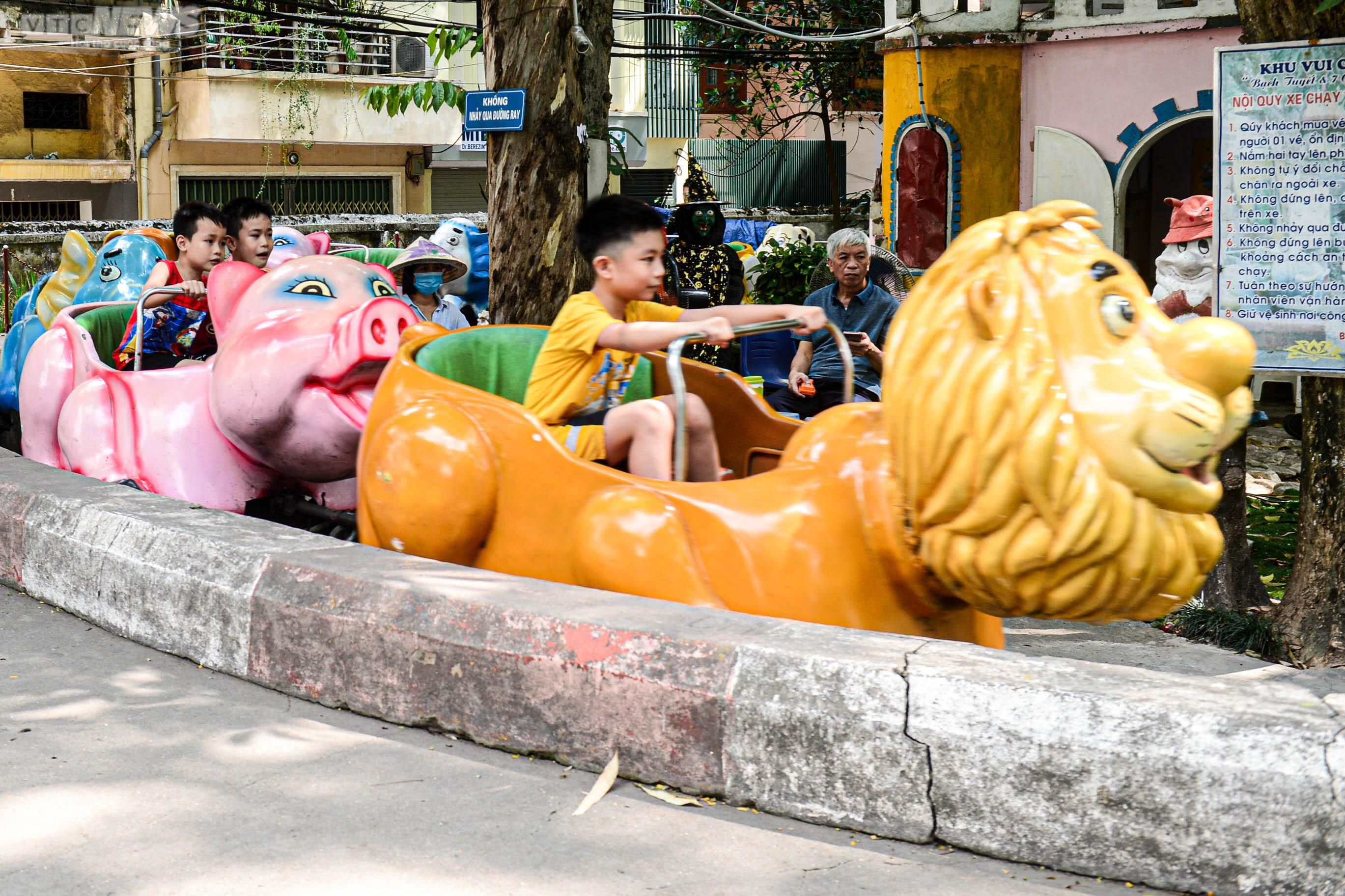 Mặc nắng nóng, phụ huynh tấp nập đưa con đến vườn thú vui chơi dịp 1/6 - 15