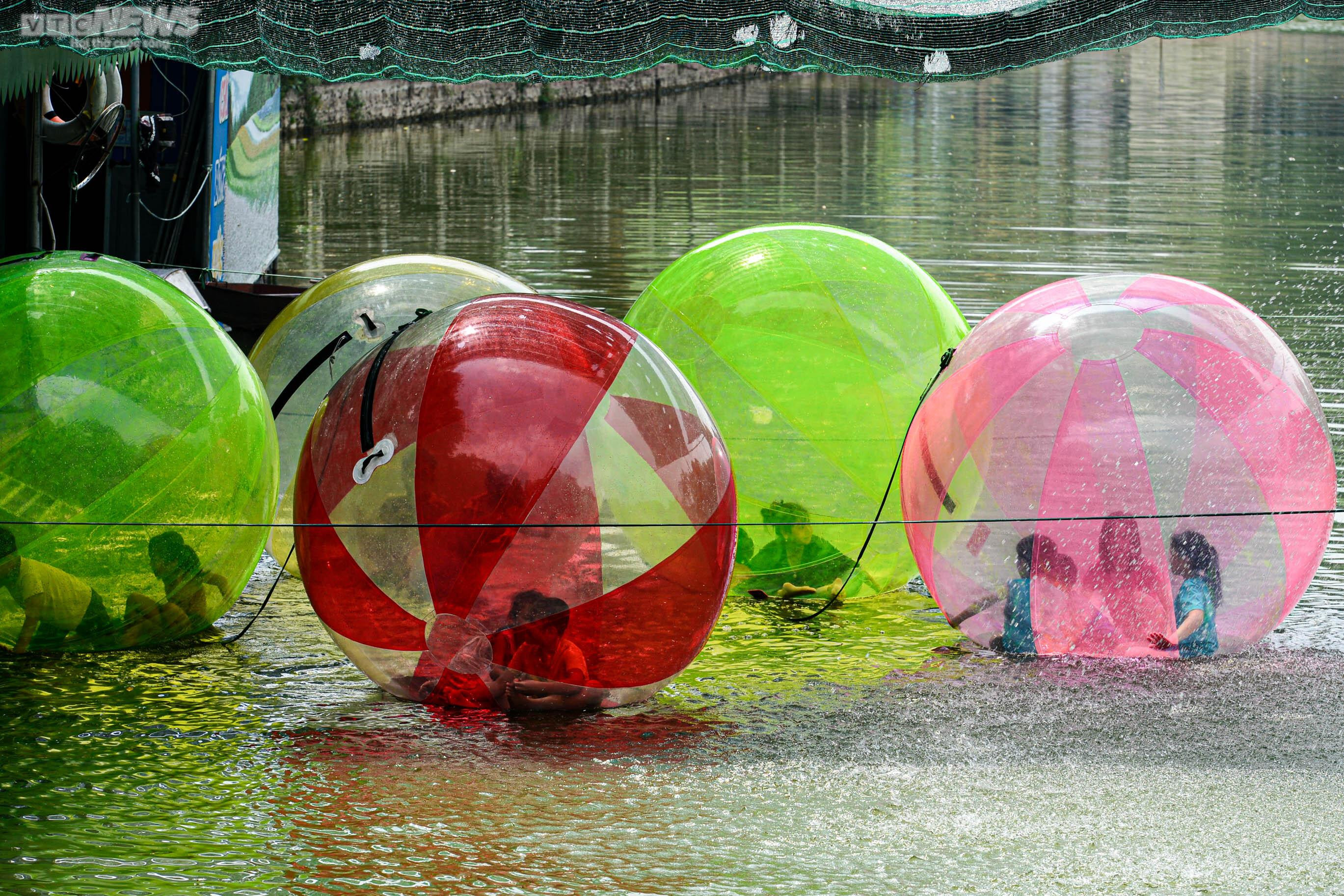 Mặc nắng nóng, phụ huynh tấp nập đưa con đến vườn thú vui chơi dịp 1/6 - 16