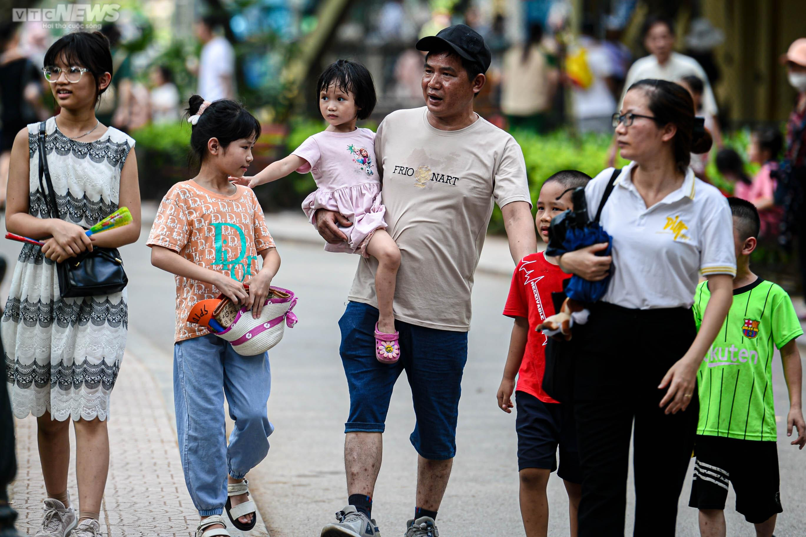 Mặc nắng nóng, phụ huynh tấp nập đưa con đến vườn thú vui chơi dịp 1/6 - 6