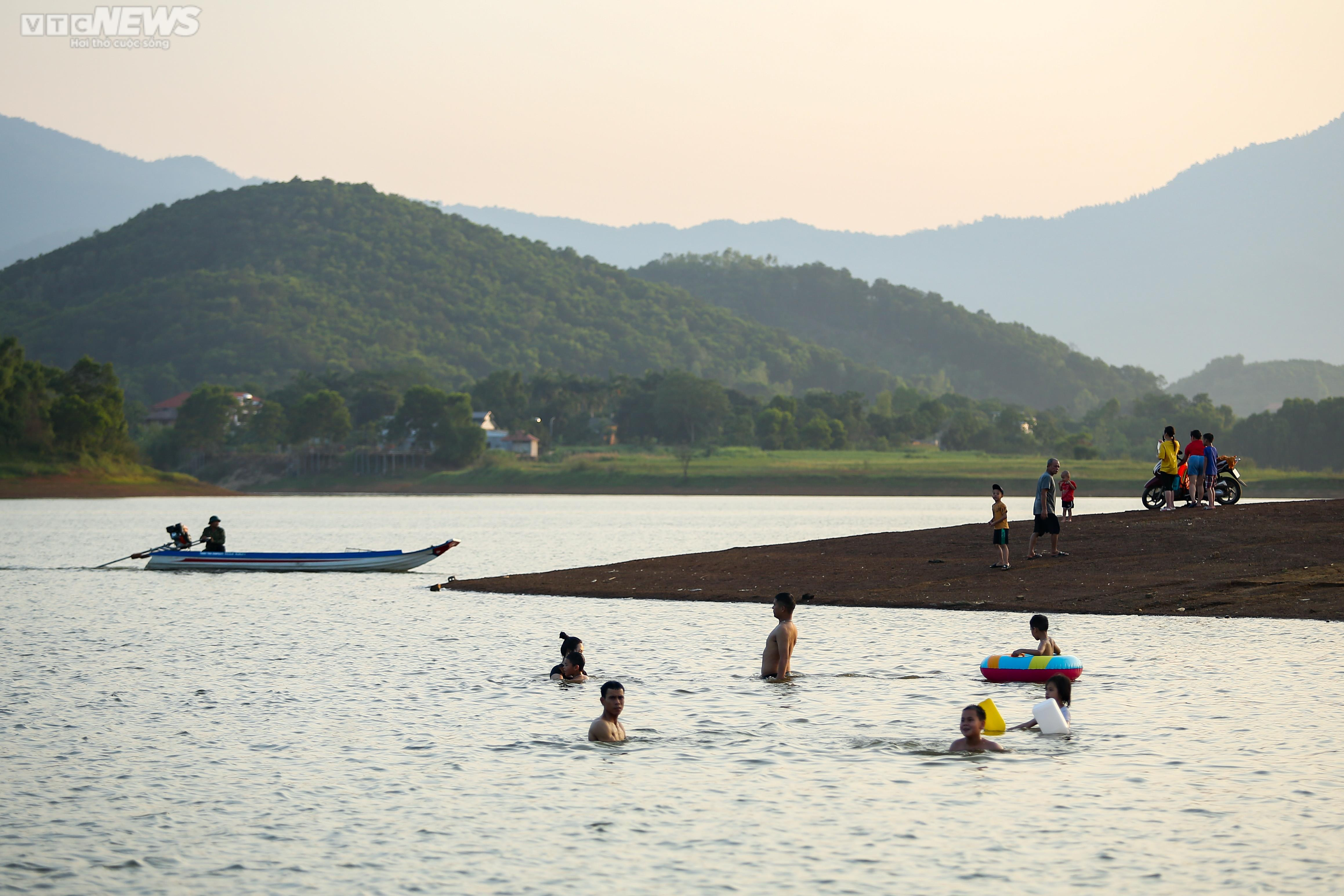 Chiều hè đổ lửa, người dân Hà Nội tìm sông hồ giải nhiệt - 12