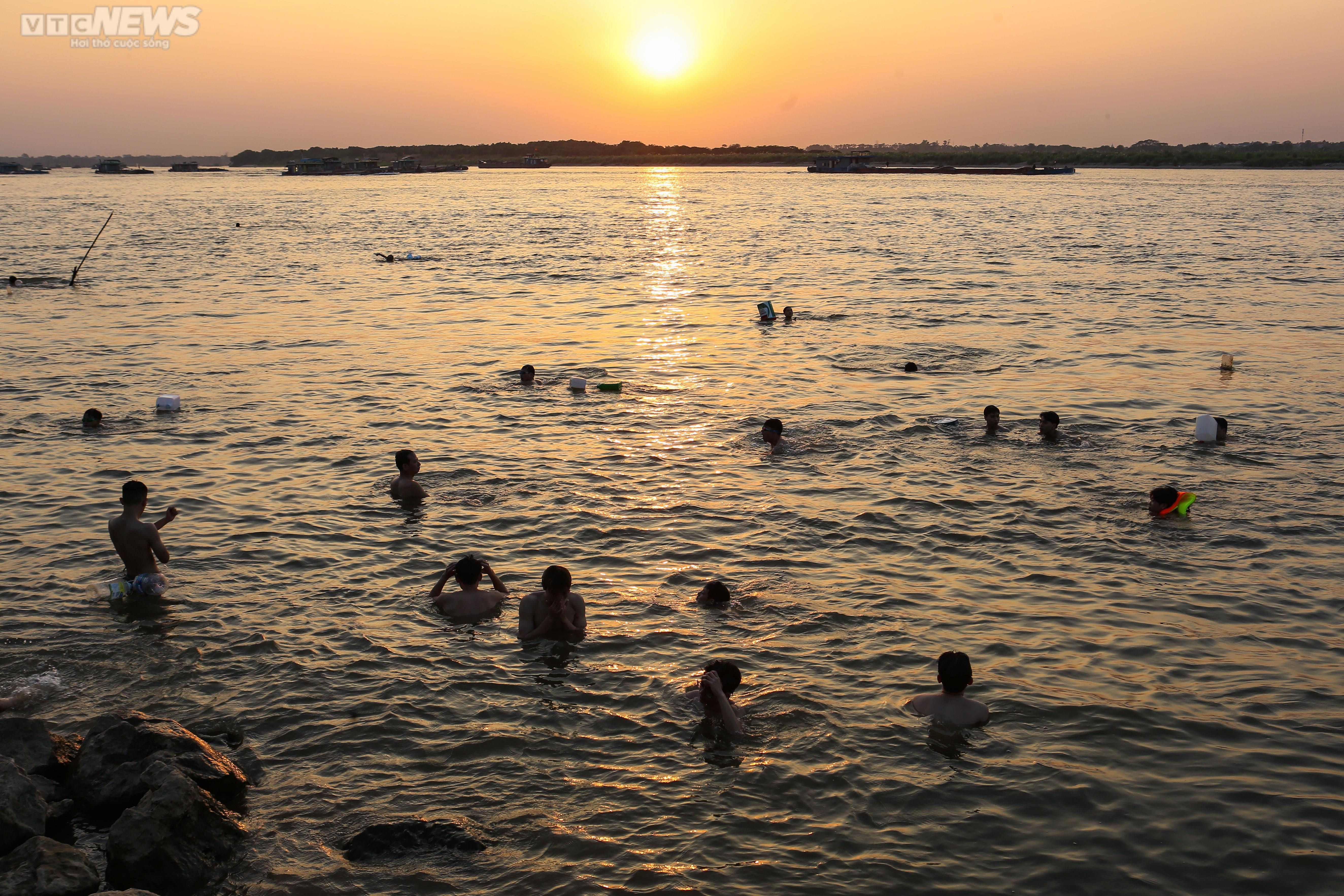 Chiều hè đổ lửa, người dân Hà Nội tìm sông hồ giải nhiệt - 3
