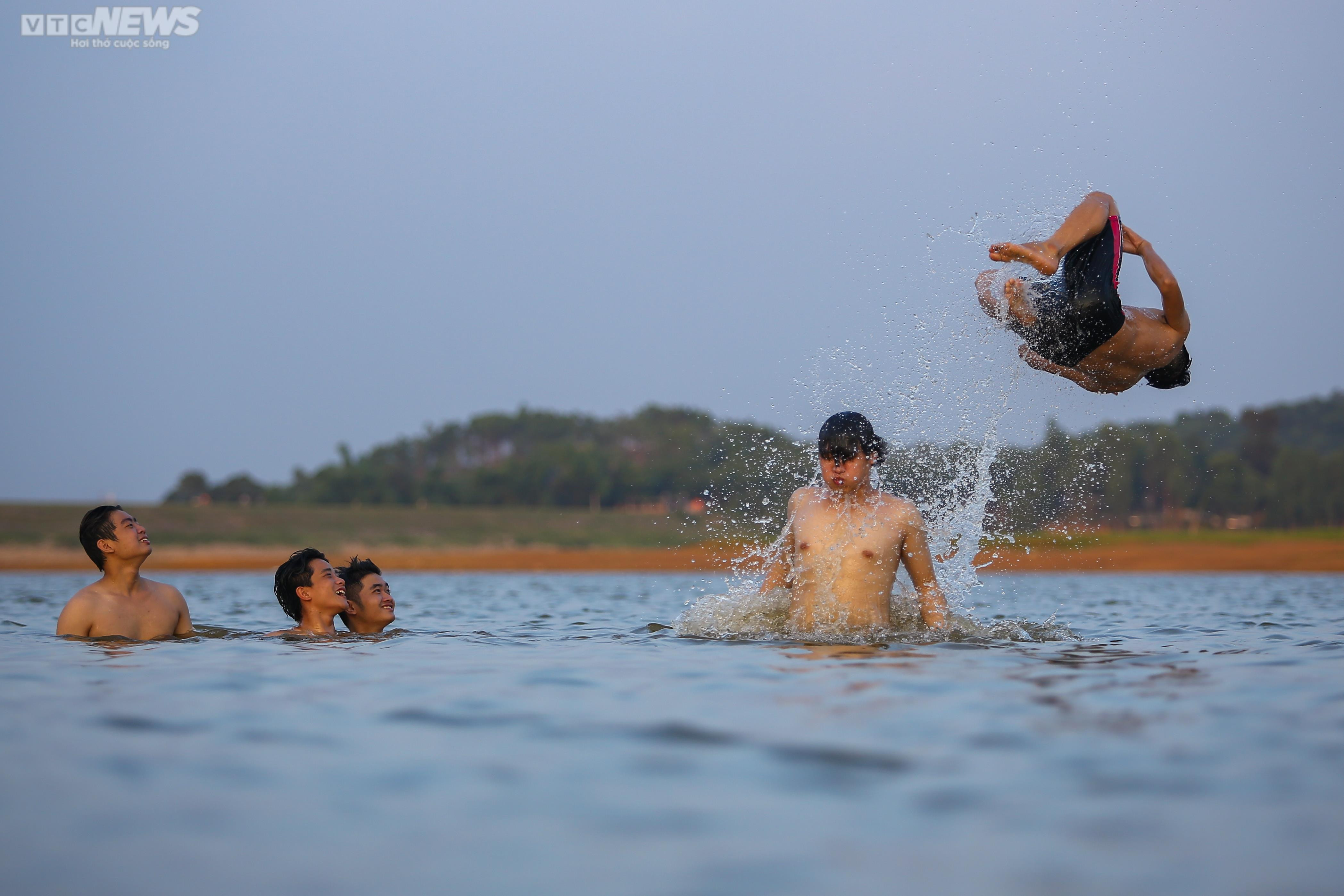 Chiều hè đổ lửa, người dân Hà Nội tìm sông hồ giải nhiệt - 8