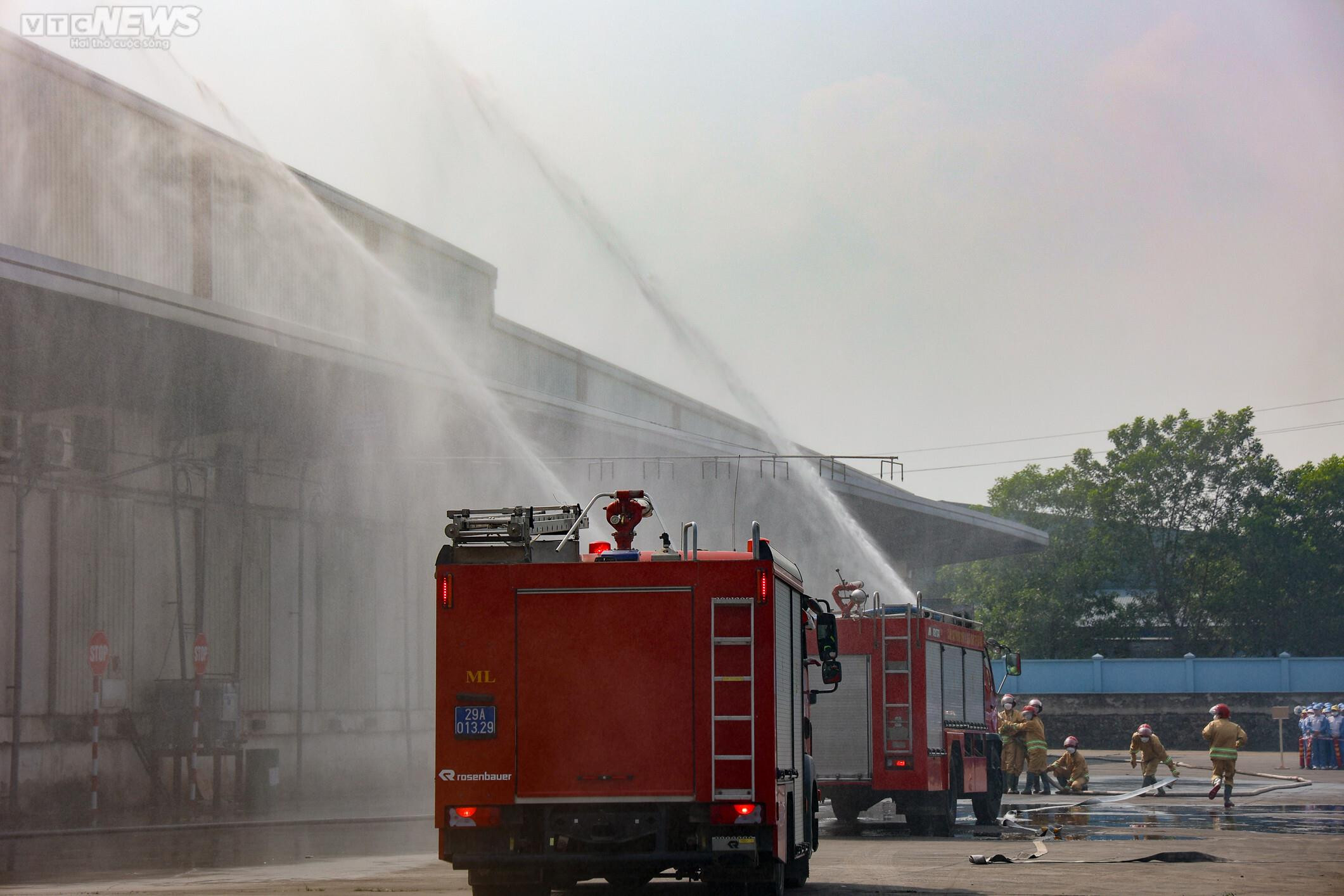 Hà Nội: Diễn tập phương án chữa cháy, tìm kiếm cứu nạn ở KCN Quang Minh - 6