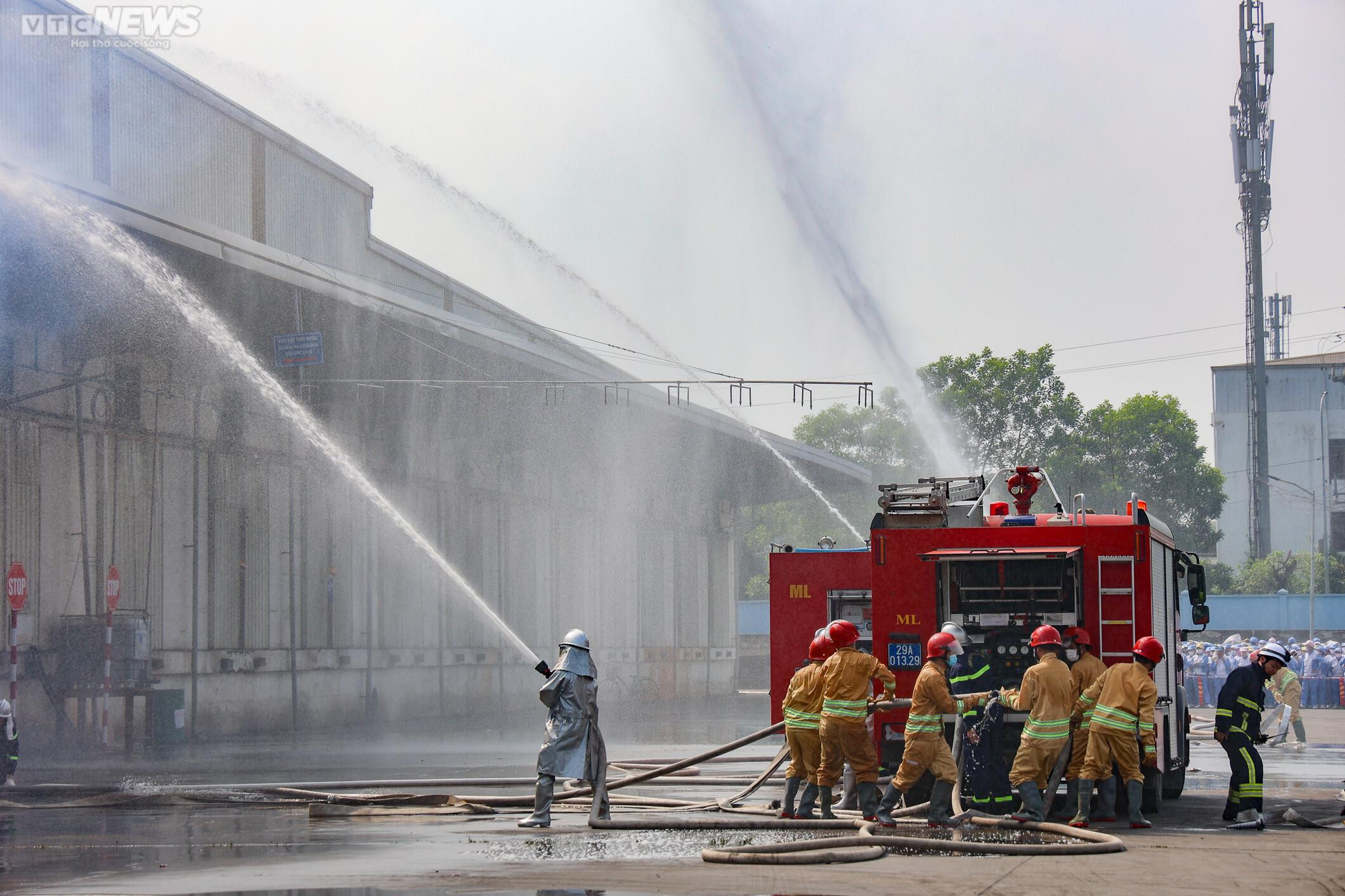 Hà Nội: Diễn tập phương án chữa cháy, tìm kiếm cứu nạn ở KCN Quang Minh - 7