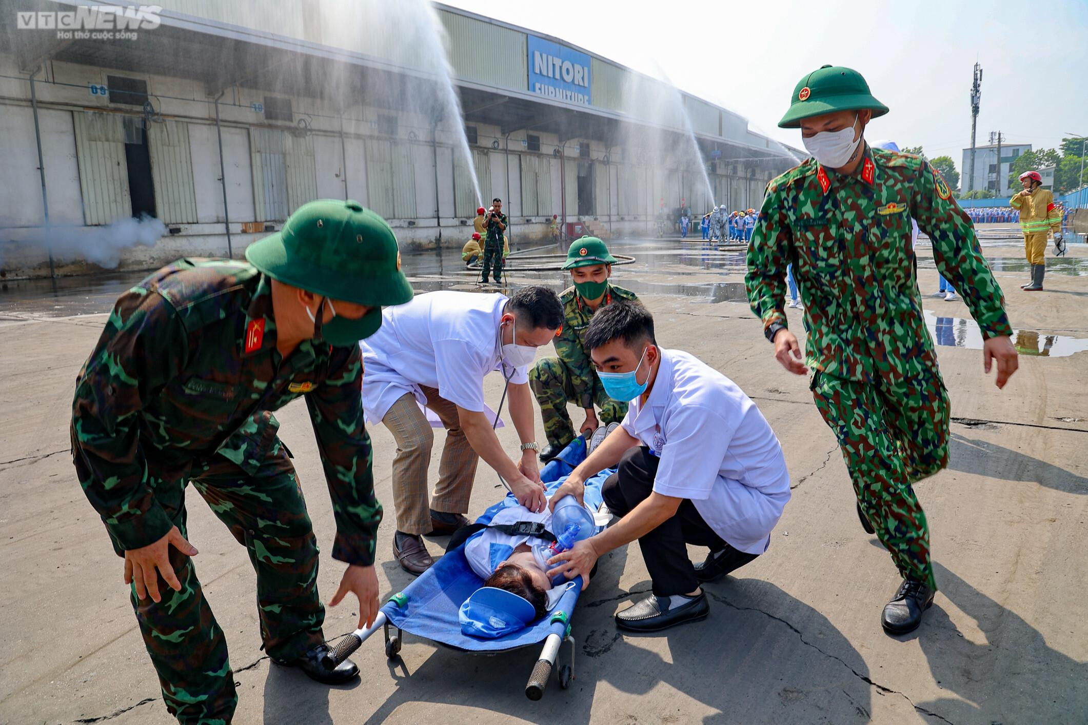 Hà Nội: Diễn tập phương án chữa cháy, tìm kiếm cứu nạn ở KCN Quang Minh - 10