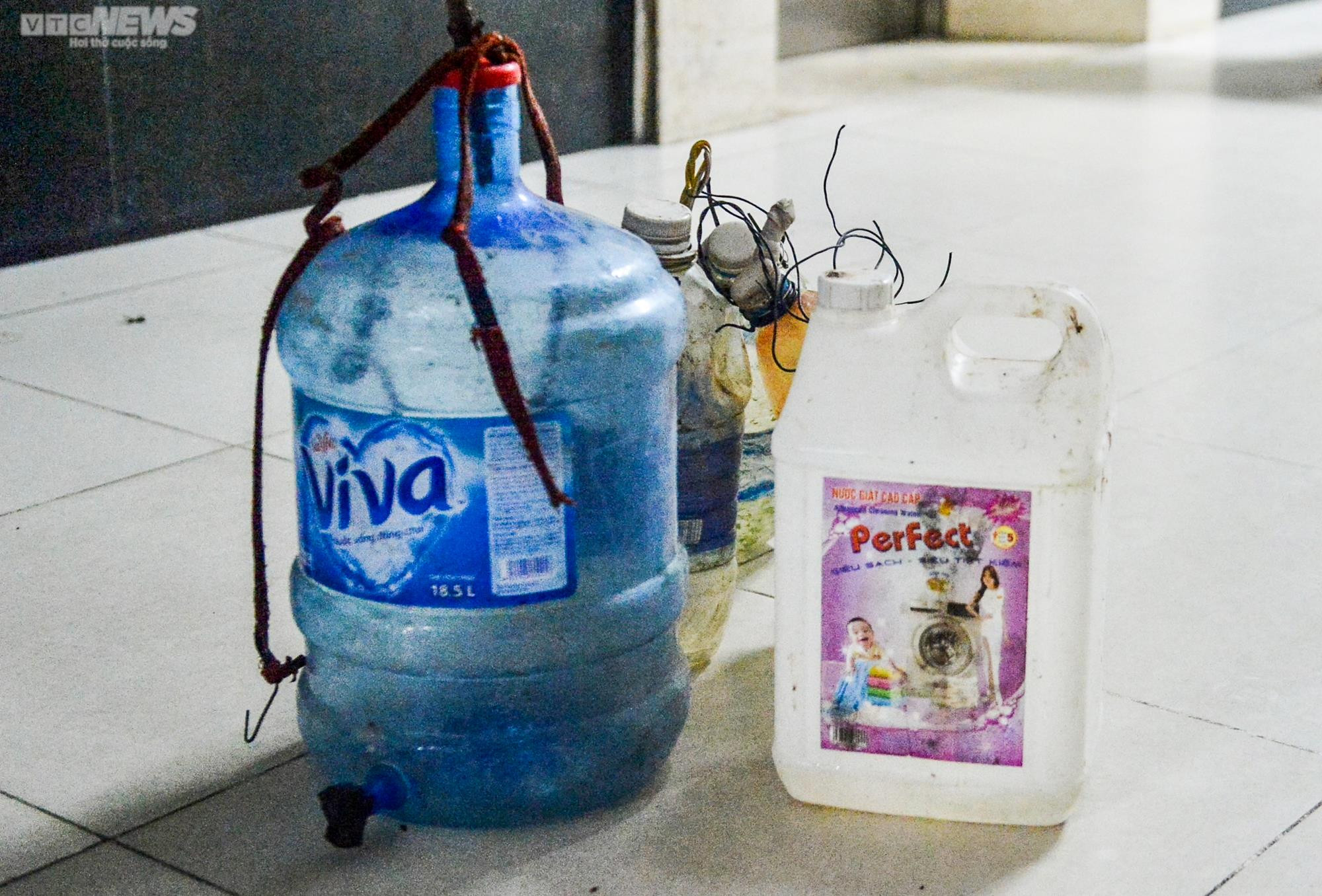 Chung cư ở Hà Nội mất nước, dân lỉnh kỉnh xô chậu đi mua nước trong đêm - 4