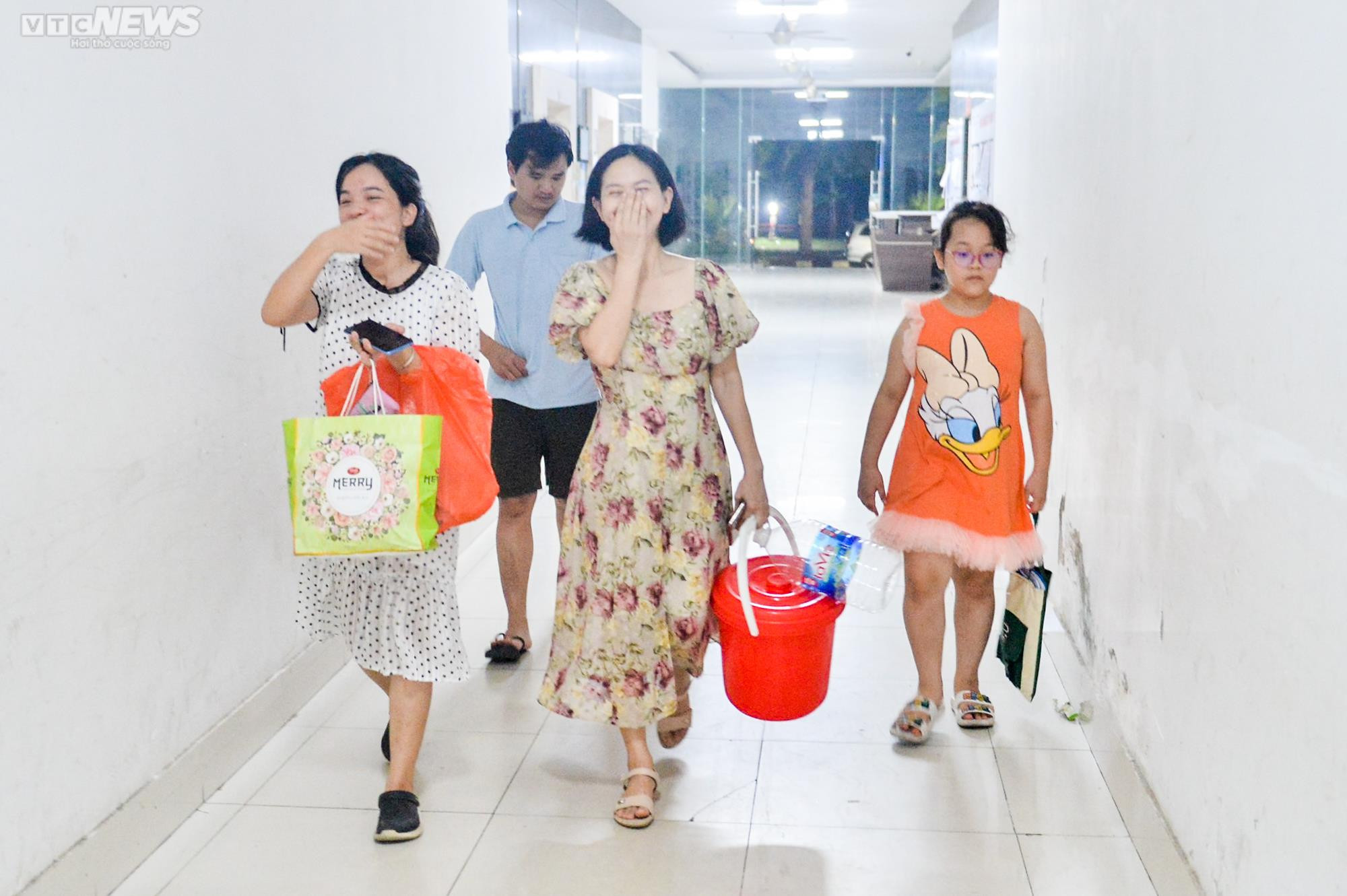 Chung cư ở Hà Nội mất nước, dân lỉnh kỉnh xô chậu đi mua nước trong đêm - 2