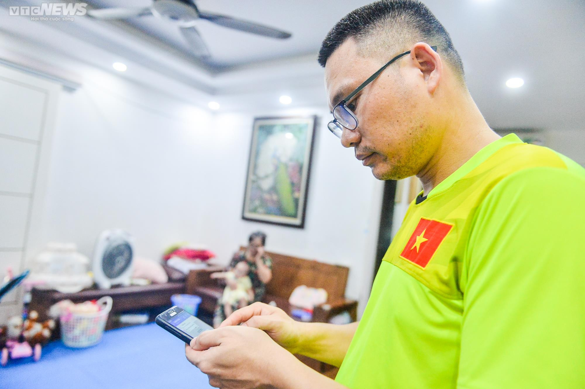 Chung cư ở Hà Nội mất nước, dân lỉnh kỉnh xô chậu đi mua nước trong đêm - 13