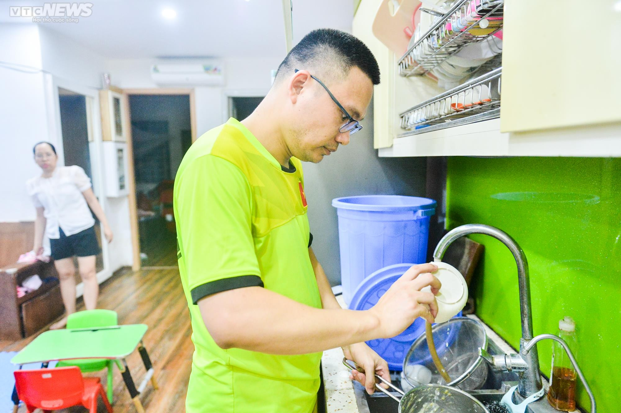 Chung cư ở Hà Nội mất nước, dân lỉnh kỉnh xô chậu đi mua nước trong đêm - 6