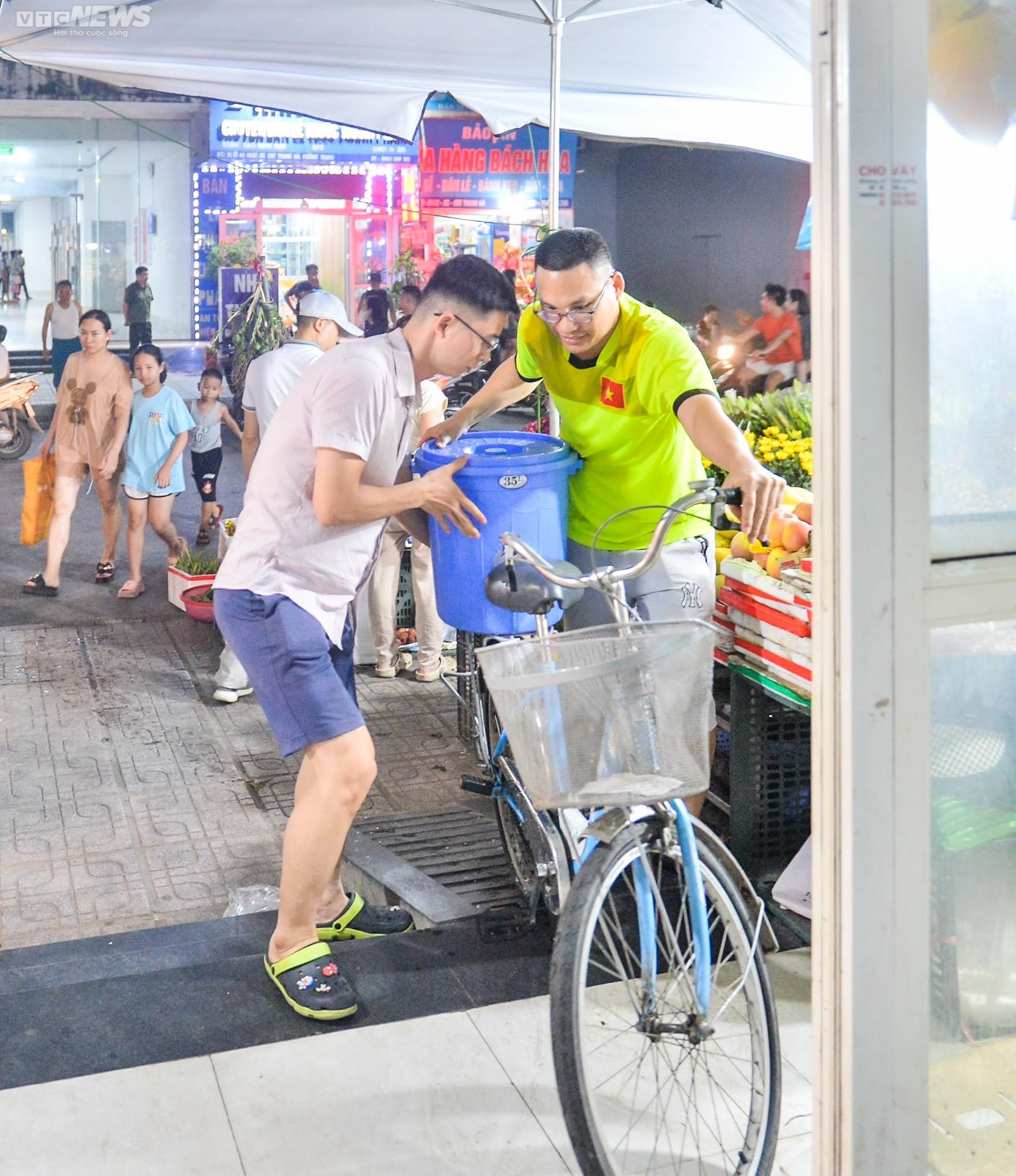 Chung cư ở Hà Nội mất nước, dân lỉnh kỉnh xô chậu đi mua nước trong đêm - 5