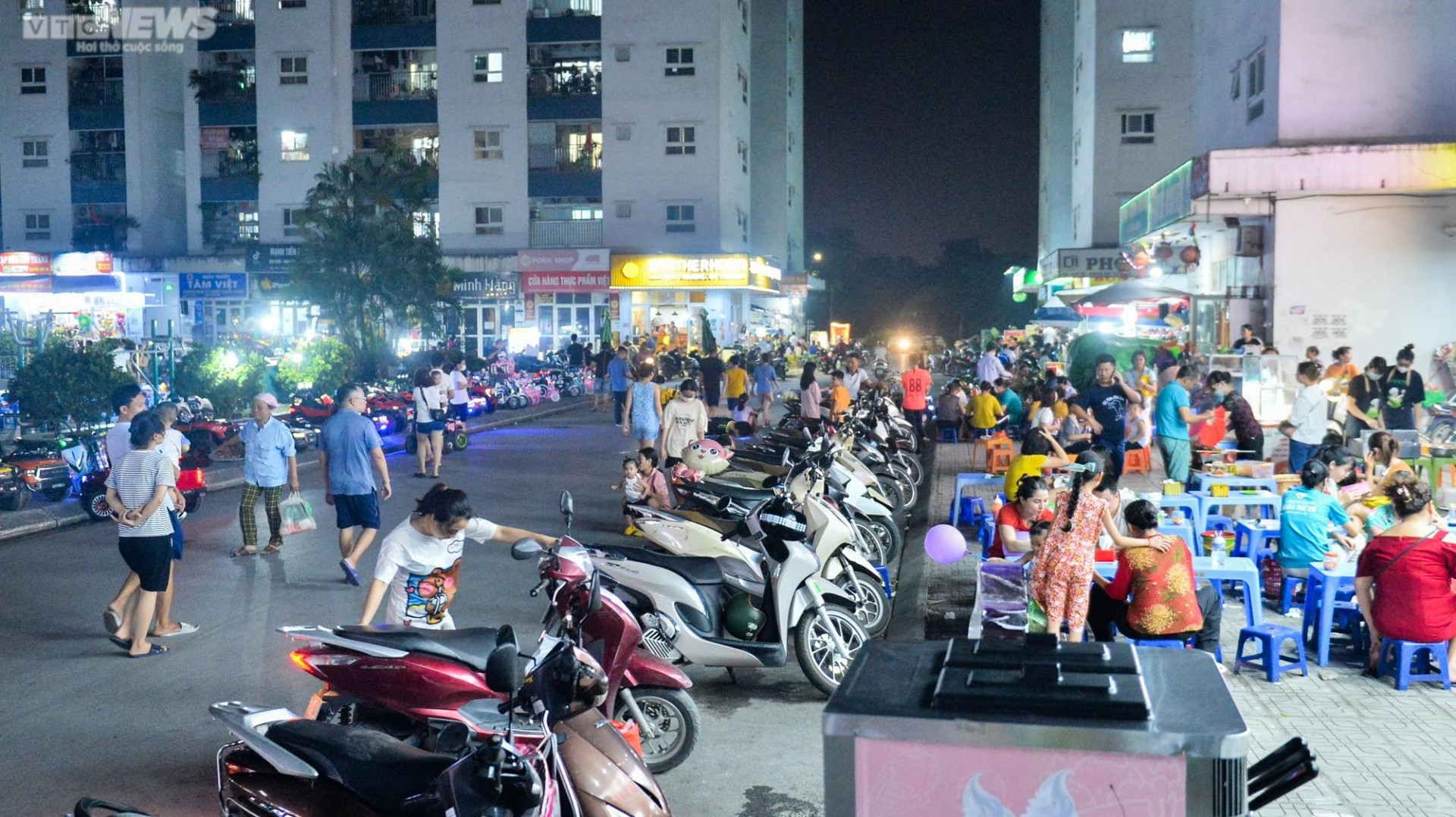 Chung cư ở Hà Nội mất nước, dân lỉnh kỉnh xô chậu đi mua nước trong đêm - 1