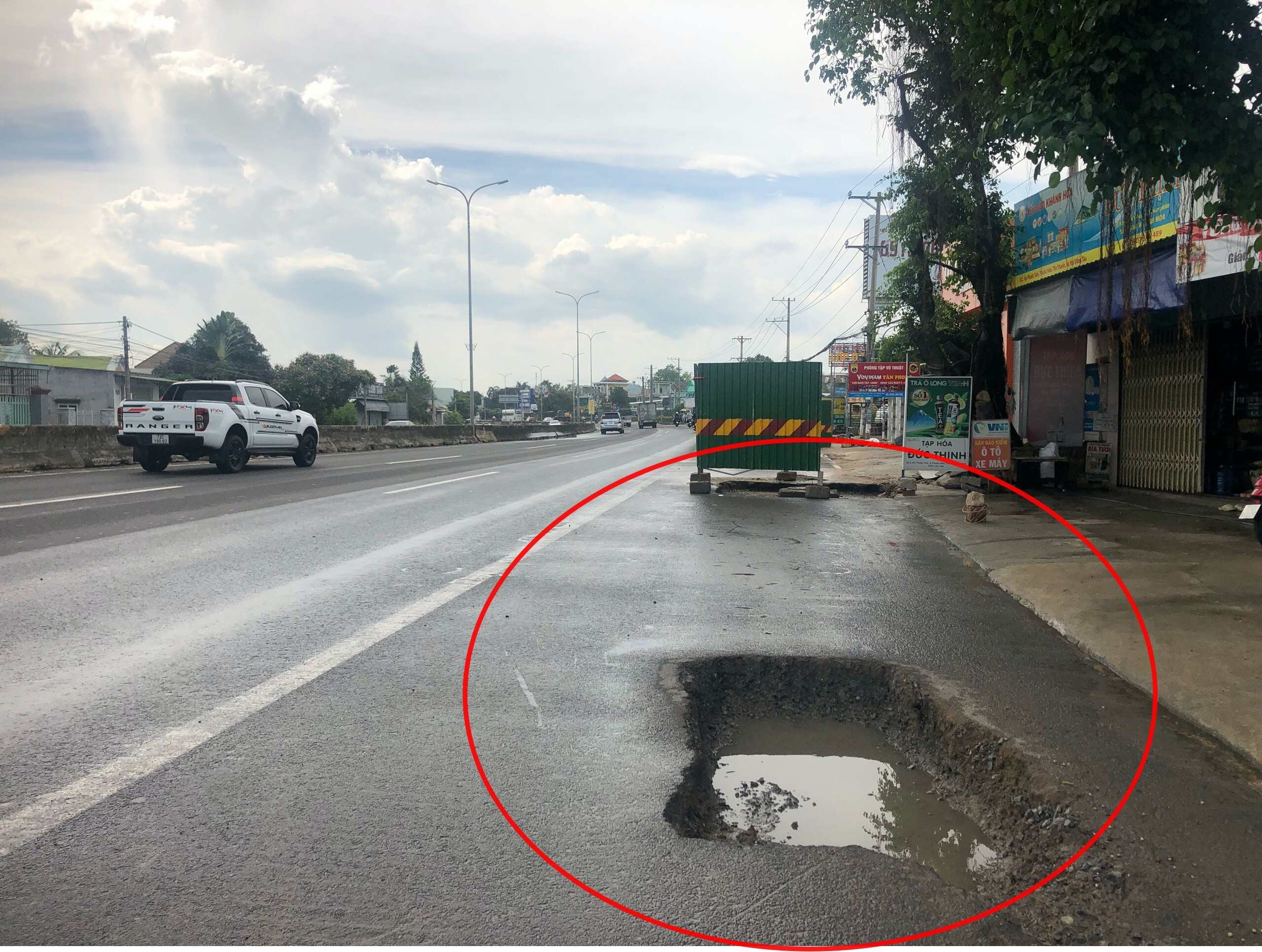 Bà Rịa - Vũng Tàu: Loạt ổ gà ‘bẫy' người đi đường trên quốc lộ 51 - 5