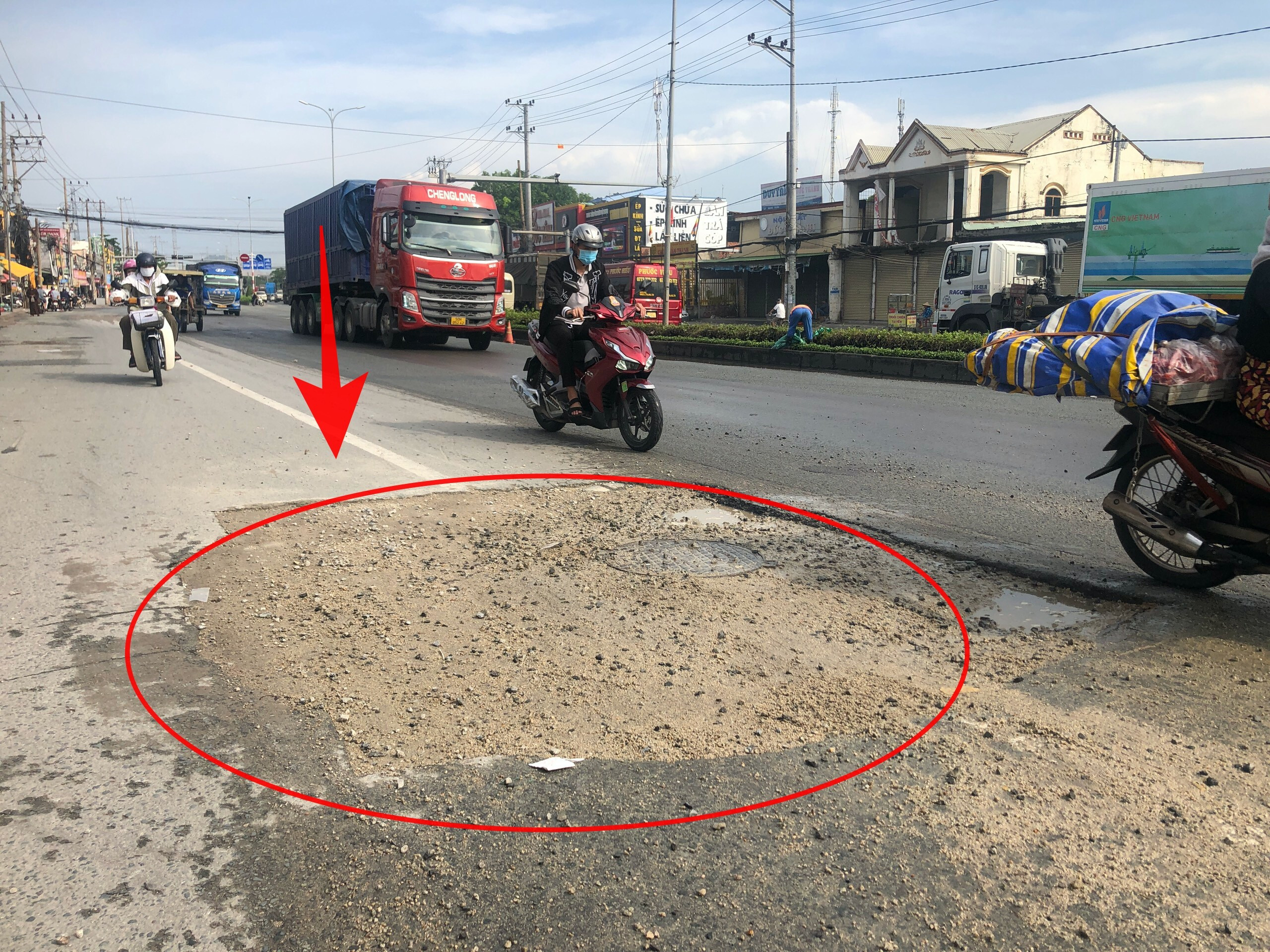 Bà Rịa - Vũng Tàu: Loạt ổ gà ‘bẫy' người đi đường trên quốc lộ 51 - 2