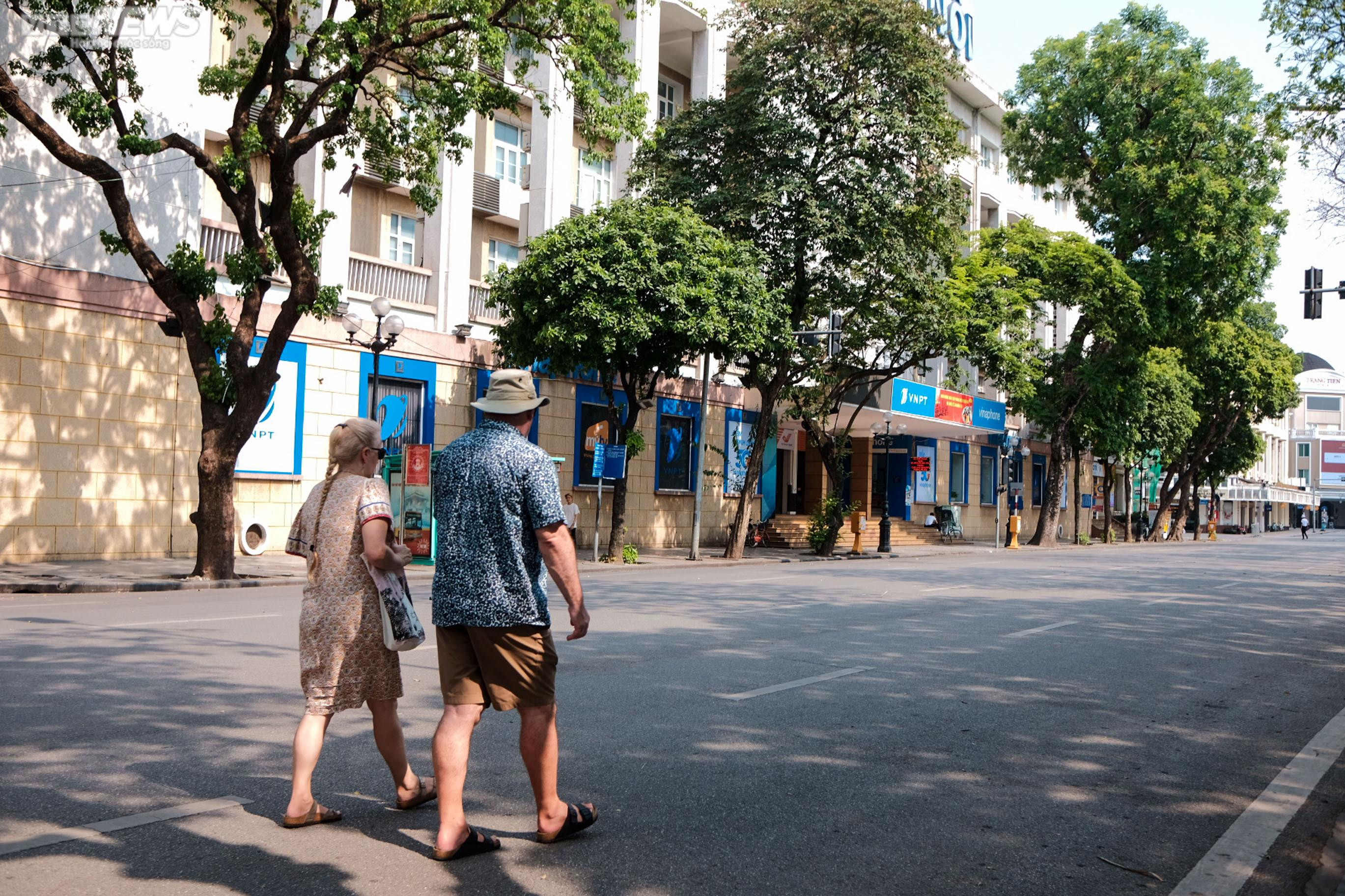 Hà Nội nắng như đổ lửa, phố đi bộ Hồ Gươm cuối tuần vắng hoe - 7