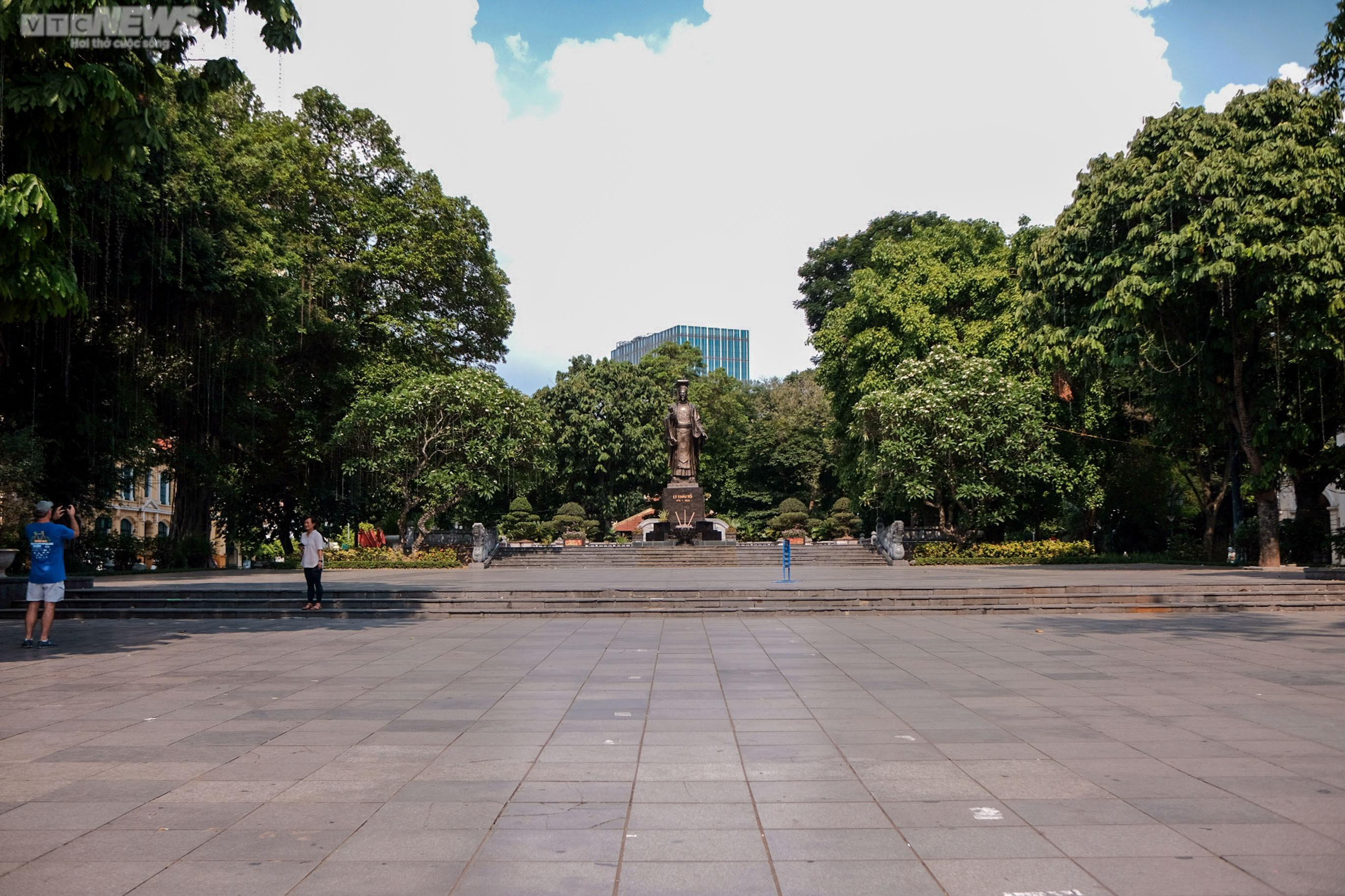 Hà Nội nắng như đổ lửa, phố đi bộ Hồ Gươm cuối tuần vắng hoe - 3