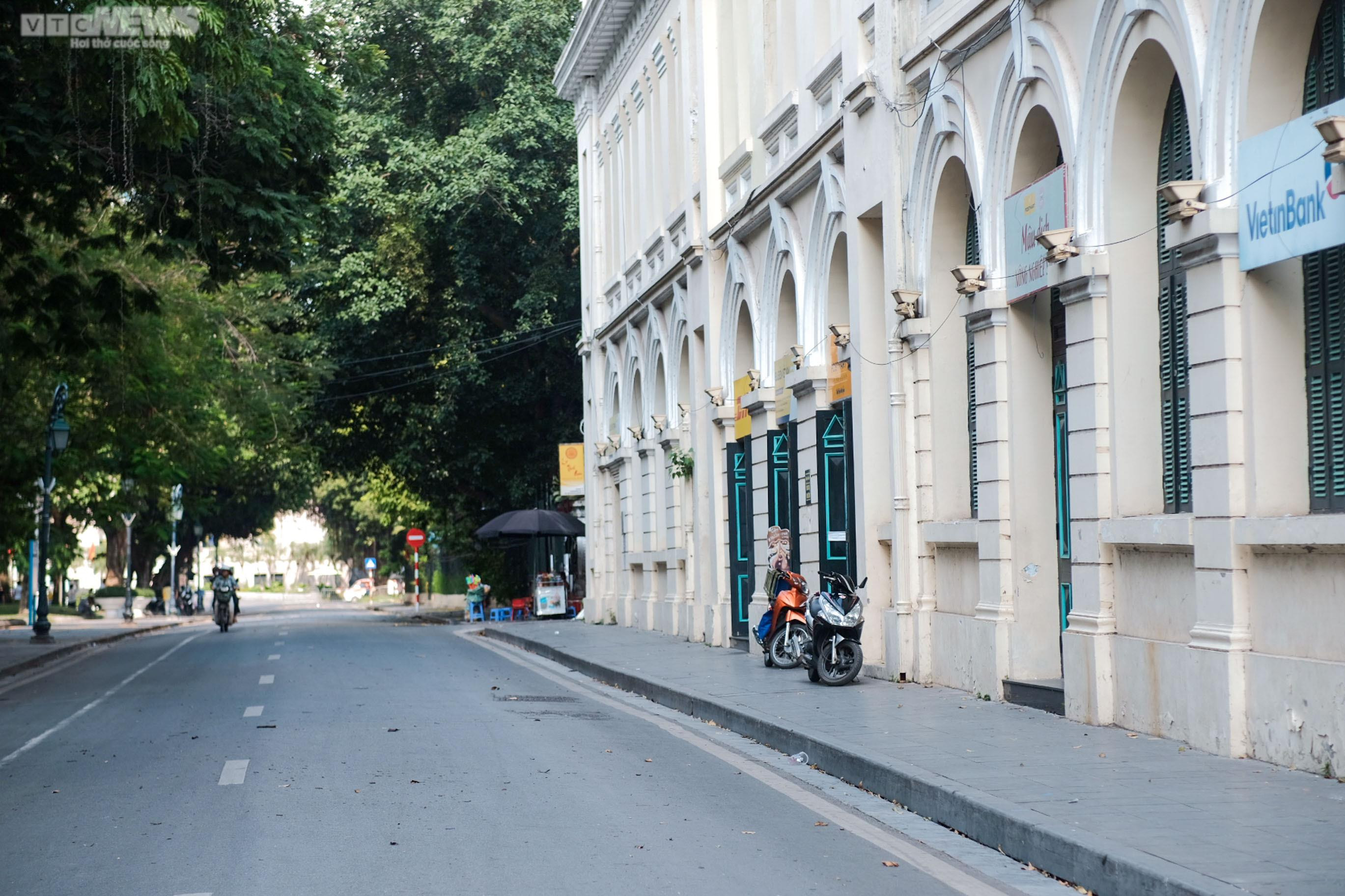 Hà Nội nắng như đổ lửa, phố đi bộ Hồ Gươm cuối tuần vắng hoe - 9