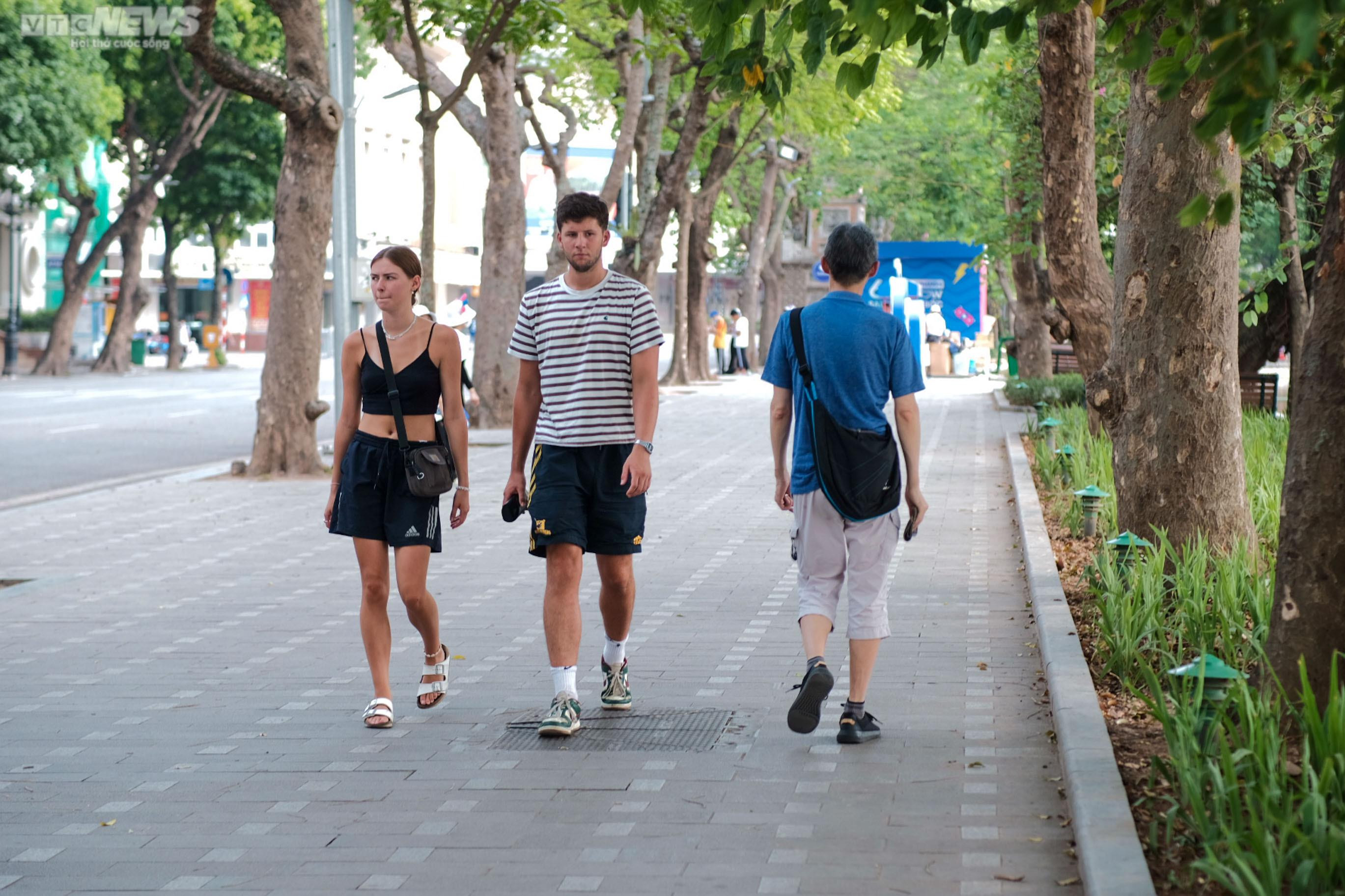 Hà Nội nắng như đổ lửa, phố đi bộ Hồ Gươm cuối tuần vắng hoe - 4